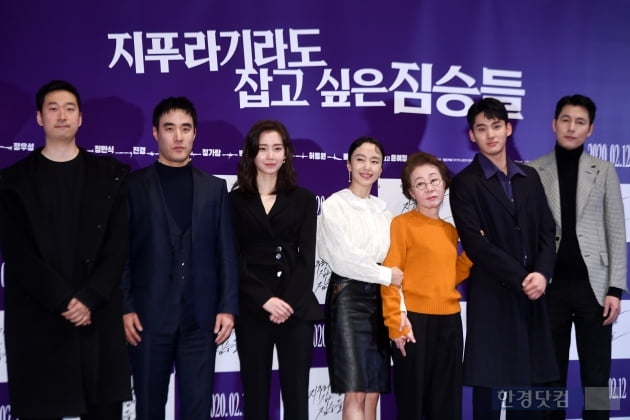 The Animals Who Want to Hold a Jeon starring Jeon Do-yeon, Jung Woo-sung, Yoon Yeo-jung, Shin Hyun-bin, and Jung Ga-ram, is the most popular family member who continues to live as a part-time job, Bae Seong-woo), a movie about the story of a big money bag appearing in front of three people, and a play that explores others to erase the past and live a new life.