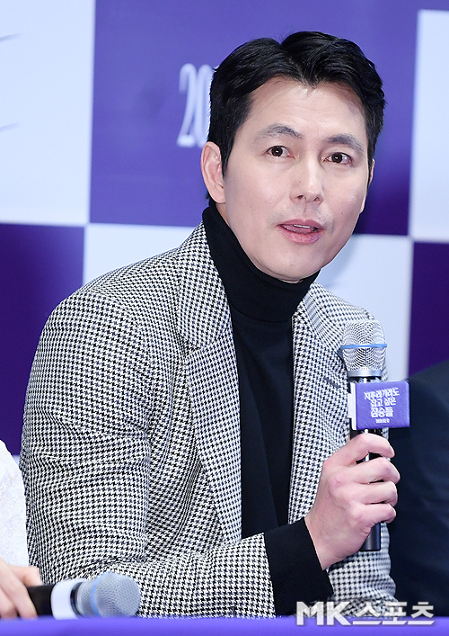 Jung Woo-sung, the beasts who want to catch straws, expressed his feelings of co-working with new director Kim Yong-hoon.On the afternoon of the 3rd, at the Megavac Scex in Seoul Gangnam District, the media distribution preview of the movie Animals Wanting to Hold a Jeep Lag was held, and Jeon Do-yeon, Jung Woo-sung, Bae Sung-woo, Yoon Yeo-jung, Shin Hyun-bin, Jung Garam and Kim Yong-hoon attended.On this day, Jung Woo-sung said, The work of an old actor and a new director needs to be able to look at each other without being impatient. He opened his mouth to his co-work with new director Kim Yong-hoon.If you have a strong will to draw and shoot it, there will be a wall in communicating with Actor, he said.The coach has to be relaxed, but Kim has been able to stay well in the field, he said.The first shot of Taeyoung would be embarrassing, but I explained, communicated and worked on why it was so drawn, he added.He said, I think it is a new director who has shown great virtue.