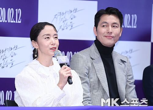 Jeon Do-yeon and Jung Woo-sung, the animals who want to catch straws, went out on screen wearing different clothes.At the Megavac Scox in Seoul Gangnam-gu on the afternoon of the 3rd, the media distribution preview of the movie Animals Wanting to Hold a Jeep was held, and directors Jeon Do-yeon, Jung Woo-sung, Bae Sung-woo, Yoon Yeo-jung, Shin Hyun-bin, Jung Ga-ram and Kim Yong-hoon attended.The animals that want to catch straws are the crime scenes of ordinary humans who plan the worst of the worst to take the last chance of life, the money bag.Earlier, The Animals Wanting to Hold the Spray were awarded the 49th Rotterdam International Film Festival Jury Award and were invited to the 34th Swiss Film Festival Competition.I am so grateful, said Kim Yong-hoon.I am glad to be able to introduce it to many overseas audiences.  I was curious about the reaction of overseas audiences, but it was good to see that they were very interesting.I want to go to the Film Festival more. The film was based on the same name novel by Japanese writer Sone Kasuke, who said, I changed the structure filmically about differentiation from the original.Unlike Novel, he changed the structure of the drama and re-configured the frame. I wanted this movie to be a crime committed by ordinary people.It made me look more professionally ordinary than the characters in the novel, and I had different endings.On the other hand, there are not many naked scenes than other works, while Irreplaceable You is 19 customs. I thought that if many characters show nakedness to death, the audience will be hard.Ive written a strategy that I havent shown. It can be more frightening not to show. I thought Feelings might feel intense.Jeon Do-yeon, who made an extraordinary transformation in this film, said, I am satisfied with the breathing with Jung Woo-sung after watching the movie.There is an awkward part of the scene, rather than comfortable, because it was an old, familiar lover relationship.It was a god that should be explained, so it was like a god, but it was a difficult god.  But when I was shooting and adapting, I thought it was unfortunate that I was shooting at the end but it was Feelings.If I have another chance, I would like to meet Jung Woo-sung with a good work. In addition, he digested the stimulating god, There was a god that was stimulatively difficult, but I believed in the directors direction rather than worry about it.I have already talked to the director a lot before shooting, so I was worried about whether I would believe in the director and implement it as the story, rather than being difficult and difficult in the field. Jung Woo-sung also played Taeyoung, a character that is different from his previous works. I had to overcome strange eyes and emotions in the field because I played Taeyoung in a dramatic setting scene first, and I tried to work with confidence about Taeyoung.Jung Ga-ram played the role of Jin Tae, an illegal immigrant from China, and completely digested the smoke. Jung Ga-ram said, There was a teacher.When building a character, the director said that he wanted a character fused in Seoul rather than a full dialect.I practiced every day for three months. Director Kim cited the development of Irreplaceable You as a fun point for Animals who want to catch straw.The most interesting thing about this story is that its called Irreplaceable You.I thought it would be interesting for the audience to follow through with the story of an unknown story, and I was sure that I would find fun to fit the new puzzle. Expectations are high that the movie Animals Want to Hold the Jeep, which depicts the tanned desires and fierce lives of humans, will capture the hearts of audiences with entertainment movies.