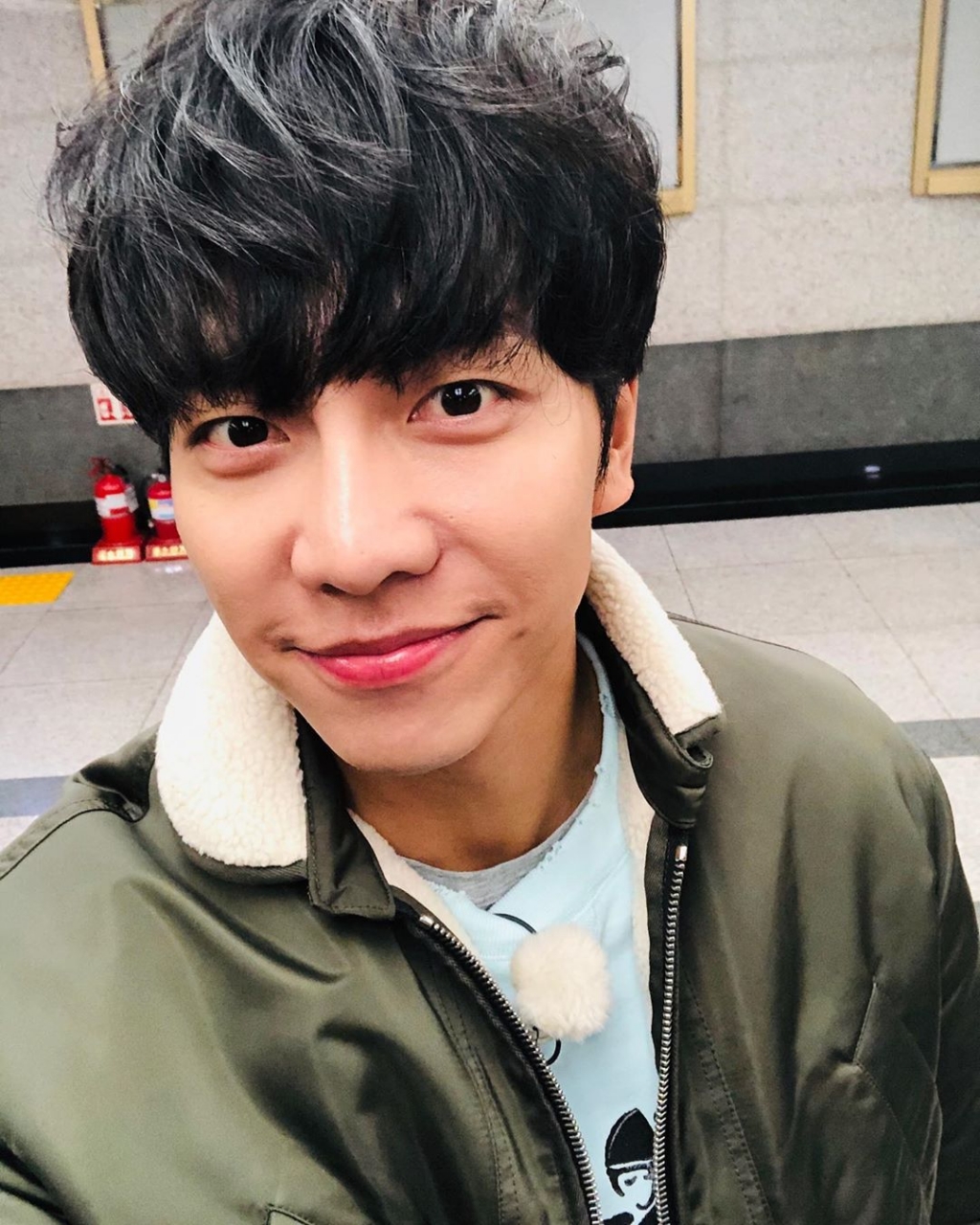 Lee Seung-gi, known as Sanju to avoid natural disasters, is now in Korea and reassured fans.Actor and singer Lee Seung-gi said on his instagram on the 3rd, So where are you, Im Korea!I hope everyone will be careful about their health. Recently, as the new corona virus infection spread, Lee Seung-gis owner has become a hot topic again online.His owner is a good owner to avoid natural disasters and war.Many apparently asked Lee Seung-gi where he was, and he responded wittyly to fans by posting a selfie photo of the photo.Lee Seung-gi in the photo is smiling brightly as she takes a selfie in a supposed public place.The netizens commented, Then Korea will be safe now, It is a sense-maker, and Human negligent Lee Seung-gi.Lee Seung-gi is currently broadcasting on SBS All The Butlers and tvN Friday night - Experience Life Factory.