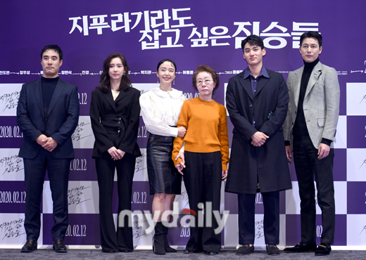 Bae Seong-woo, Shin Hyun-bin, Jeon Do-yeon, Youn Yuh-jung, Jung Ga-ram and Jung Woo-sung (left) greet the film The Animals Who Want to Hold a Jeep Lag (director Kim Yong-hoon) at the media preview at COEX Megabox in Samseong-dong, Seoul on the afternoon of the 3rd.The beasts who want to catch even the straw is a crime scene of ordinary humans planning the worst of the worst to take the last chance of life, the money bag.Jeon Do-yeon, Jung Woo-sung, Bae Seong-woo, Youn Yuh-jung, Shin Hyun-bin, Jung Ga-ram and others will be released on the 12th.