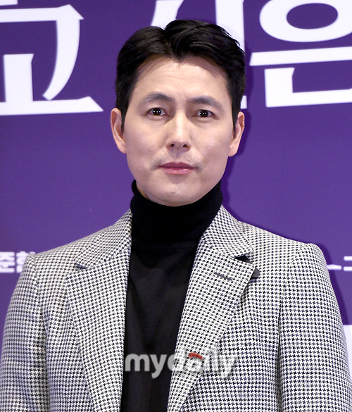 Actor Jung Woo-sung expressed his regret about the new corona virus.On the afternoon of the 3rd, the premiere of the media distribution of the movie The Animals Who Want to Hold the Jeep (hereinafter referred to as Zipuragi) was held at Megabox COEX in Samseong-dong, Gangnam-gu, Seoul.Director Kim Yong-hoon, starring Jeon Do-yeon, Jung Woo-sung, Bae Seong-woo, Yoon Yeo-jung, Shin Hyun-bin and Jeong Ga-ram attended.The beasts who want to catch even the straw is a crime scene of ordinary humans planning the worst of the worst to take the last chance of life, the money bag.It was based on the same novel by Japanese writer Sonne Kasuke.The film is recognized early on and is flooded with love calls from leading overseas Film Festivals.He won the judging committee award at the 49th Rotterdam International Film Festival recently and was officially invited to the feature competition of the 34th Swiss Fribourg International Film Festival next month.However, as concerns over the spread of new coronavirus infections (predominant pneumonia) from China are growing, theaters are also in an emergency.Jung Woo-sung said, I hope that this situation will improve quickly, an irresistible natural disaster. I sincerely hope that there will be a lot of good works other than our movies.I really hope this situation will improve. Jeon Do-yeon also said, I was worried about it, he said. I am glad to be in the process of opening, but I am worried about it.I hope you will be careful, said Bae Seong-woo, but I also want you to have fun with me. I am so grateful.Shin Hyun-bin also said, I want you to wear a mask and wash your hands from time to time.The animals that want to catch even straw will be released on the 12th.