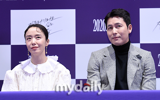 Actor Jeon Do-yeon and Jung Woo-sung attended the media preview of the movie Beasts Wanting to Hold a Jeep at Megabox COEX in Samseong-dong, Seoul, on the afternoon of the 3rd.On this day, Jeon Do-yeon said, I was sorry that the shooting was over after adapting.If I have another chance, I would like to meet Jung Woo-sung again with good work. Meanwhile, The Animals Who Want to Hold the Spray is a crime scene of ordinary humans planning the worst of their lives to take the last chance of their lives, the money bag.