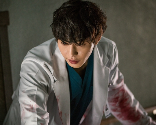 SBSs Romantic Doctor Kim Sabu 2, which has half of the return points, has released Act 2 Watchpoints, which will further enhance immersion.SBS Moonhwa Drama Romantic Doctor Kim Sabu 2 (playplayplay by Kang Eun-kyung/director Yoo In-sik Lee Gil-bok/Produced by Samhwa Networks) is a real Doctor story that takes place in the background of a poor stone wall hospital in the province.Han Suk-kyu - Lee Sung-kyung - Ahn Hyo-seop - Jin Kyeong - Lim Won-hee - Kim Min-jae, actor with no smoke holes, Ambassador of Murder with intense messages, Kahaani with urgency, and directing ability to make the audience rating triple crown win the title for 4 consecutive weeks, The painting is overwhelmed by the house theater.Above all, it is expected that the romantic doctor Kim Sabu 2 will end the 8th episode, which is half, and enter the second act in earnest, and enter a new phase of reversal.It is foreseeing the fate of Doldam Hospital centered on Han Suk-kyu, the growth and future of youth doctors, and the unexpected exciting Kahaani development such as the activities of the Doldams.In this regard, we will summarize three points of 2 Acts Watch Point of Romantic Doctor Kim Sabu 2 that will maximize the concentration of viewers in the tension that makes them sweat in their hands.▲ 2nd Act Point of Watch NO.1 Han Suk-kyu, can you protect yourself and Doldam Hospital?In Act 2, Romantic Doctor Kim Sabu 2, which has half of the return points, the most attention is focused on the move of Han Suk-kyu, who is fateful with Doldam Hospital.Kim Sa-bu is in sharp conflict with Park Min-guk (Kim Joo-heon), who took the position of head of Doldam Hospital under the direction of Do Yoon-wan (Choi Jin-ho), who is planning a future hospital that provides expensive medical services.In the last seven episodes, when Kim Sabu, who had been at odds over the issue of Lee Sung-kyung, who was hurt by a foreign wife who wielded a knife due to her husbands violence, protested, If you can not do that, Park Min-guk demanded that he give up the position.Kim Sabu also replied to Jin Kyeong, who asked for his future plans, Whether we persuade them or the stone wall hospital closes. He showed signs of continuing the extreme confrontation between the two sides.With Kim Sa-bu, who has a strong sense of calling as a doctor and a most respectful and important person for life, and Billon Park Min-guk, who wants to trample Kim Sa-bu down due to the trauma of the previous bus accident, is expected to face a powerful bout.▲ 2 Acts Watch Point NO.2 Lee Sung-kyung - Ahn Hyo-seop, human, step by step as a doctor! Will romance be beautifully and beautifully achieved?Despite his outstanding performance, Lee Sung-kyung, who was not properly recognized due to surgical depression, and Seo Woo-jin (Ahn Hyo-seop), who lives a big life due to the painful past of family suicide, are growing one step by step through Kim Sa-bus teachings.Cha Eun-jae, who has been in the mood with the surgery drool medicine and the scary lions hooting, is gradually adapting to the operating room.Seo Woo-jin has been working on a patient who attempted to commit suicide with his family in the advice of Kim Sabu, and is impressed by the warmth of Kim Sabu, who was worried about the ruthless tyranny of the lenders.In addition, Cha Eun-jae and Seo Woo-jin shook the A house theater with a Lisset Kiss in the last 8 minutes.Two people who felt subtle feelings about each other since college are rapidly approaching the Doldam Hospital and revealing their affection.After Lisset Kiss, attention is focused on whether the romance of the two will be on the rise.▲ 2 Acts Watch Point NO.3 Reality patient episode with Motive and the activity of stone fencersIn Act 2 of Romantic Doctor Kim Sabu 2, the episode of a patient who captivated the eyes and ears of A house theater, and made a motive for the actual event, along with Kim Sabu, is foreseen a big role of the stone fences that are using the stone wall hospital.From the paramedics who caused Kim Sabus sadness to the daughter who lost consciousness due to drug addiction due to Father and Father who attempted suicide with family, to the number of weapons that were taken to the blood dialysis and Murder due to poor kidney,In addition, the struggles of the new stone fencers such as Jin Kyeong-sim, Kim Min-jae, Jung In-soo, Nam Do-il (Byeon Woo-min), Bae Moon-jung (Shin Dong-wook), and Yoon A-rum (Soo Ju-yeon) who do their best to save lives are expected to bring more sympathy to the house theater.kim myeong-mi