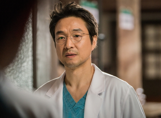 SBSs Romantic Doctor Kim Sabu 2, which has half of the return points, has released Act 2 Watchpoints, which will further enhance immersion.SBS Moonhwa Drama Romantic Doctor Kim Sabu 2 (playplayplay by Kang Eun-kyung/director Yoo In-sik Lee Gil-bok/Produced by Samhwa Networks) is a real Doctor story that takes place in the background of a poor stone wall hospital in the province.Han Suk-kyu - Lee Sung-kyung - Ahn Hyo-seop - Jin Kyeong - Lim Won-hee - Kim Min-jae, actor with no smoke holes, Ambassador of Murder with intense messages, Kahaani with urgency, and directing ability to make the audience rating triple crown win the title for 4 consecutive weeks, The painting is overwhelmed by the house theater.Above all, it is expected that the romantic doctor Kim Sabu 2 will end the 8th episode, which is half, and enter the second act in earnest, and enter a new phase of reversal.It is foreseeing the fate of Doldam Hospital centered on Han Suk-kyu, the growth and future of youth doctors, and the unexpected exciting Kahaani development such as the activities of the Doldams.In this regard, we will summarize three points of 2 Acts Watch Point of Romantic Doctor Kim Sabu 2 that will maximize the concentration of viewers in the tension that makes them sweat in their hands.▲ 2nd Act Point of Watch NO.1 Han Suk-kyu, can you protect yourself and Doldam Hospital?In Act 2, Romantic Doctor Kim Sabu 2, which has half of the return points, the most attention is focused on the move of Han Suk-kyu, who is fateful with Doldam Hospital.Kim Sa-bu is in sharp conflict with Park Min-guk (Kim Joo-heon), who took the position of head of Doldam Hospital under the direction of Do Yoon-wan (Choi Jin-ho), who is planning a future hospital that provides expensive medical services.In the last seven episodes, when Kim Sabu, who had been at odds over the issue of Lee Sung-kyung, who was hurt by a foreign wife who wielded a knife due to her husbands violence, protested, If you can not do that, Park Min-guk demanded that he give up the position.Kim Sabu also replied to Jin Kyeong, who asked for his future plans, Whether we persuade them or the stone wall hospital closes. He showed signs of continuing the extreme confrontation between the two sides.With Kim Sa-bu, who has a strong sense of calling as a doctor and a most respectful and important person for life, and Billon Park Min-guk, who wants to trample Kim Sa-bu down due to the trauma of the previous bus accident, is expected to face a powerful bout.▲ 2 Acts Watch Point NO.2 Lee Sung-kyung - Ahn Hyo-seop, human, step by step as a doctor! Will romance be beautifully and beautifully achieved?Despite his outstanding performance, Lee Sung-kyung, who was not properly recognized due to surgical depression, and Seo Woo-jin (Ahn Hyo-seop), who lives a big life due to the painful past of family suicide, are growing one step by step through Kim Sa-bus teachings.Cha Eun-jae, who has been in the mood with the surgery drool medicine and the scary lions hooting, is gradually adapting to the operating room.Seo Woo-jin has been working on a patient who attempted to commit suicide with his family in the advice of Kim Sabu, and is impressed by the warmth of Kim Sabu, who was worried about the ruthless tyranny of the lenders.In addition, Cha Eun-jae and Seo Woo-jin shook the A house theater with a Lisset Kiss in the last 8 minutes.Two people who felt subtle feelings about each other since college are rapidly approaching the Doldam Hospital and revealing their affection.After Lisset Kiss, attention is focused on whether the romance of the two will be on the rise.▲ 2 Acts Watch Point NO.3 Reality patient episode with Motive and the activity of stone fencersIn Act 2 of Romantic Doctor Kim Sabu 2, the episode of a patient who captivated the eyes and ears of A house theater, and made a motive for the actual event, along with Kim Sabu, is foreseen a big role of the stone fences that are using the stone wall hospital.From the paramedics who caused Kim Sabus sadness to the daughter who lost consciousness due to drug addiction due to Father and Father who attempted suicide with family, to the number of weapons that were taken to the blood dialysis and Murder due to poor kidney,In addition, the struggles of the new stone fencers such as Jin Kyeong-sim, Kim Min-jae, Jung In-soo, Nam Do-il (Byeon Woo-min), Bae Moon-jung (Shin Dong-wook), and Yoon A-rum (Soo Ju-yeon) who do their best to save lives are expected to bring more sympathy to the house theater.kim myeong-mi