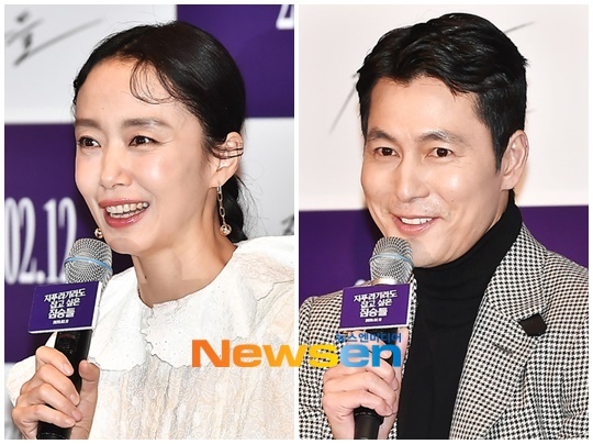 Its a priceless meeting: Jeon Do-yeon, Jung Woo-sung finally show off their best-like breath.The premiere of the film Beasts Wanting to Hold a Jeep (director Kim Yong-hoon) was held at Megabox COEX in Seoul Gangnam-gu on February 3.The meeting after the movie screening was attended by Jeon Do-yeon, Jung Woo-sung, Bae Seong-woo, Youn Yuh-jung, Shin Hyun-bin, Jungaram and Kim Yong-hoon.The beasts who want to catch straw, which is about to be released on February 12, is a crime scene of ordinary humans planning the worst tang to take the last chance of life, the money bag.The survival instincts of the awakened humans ahead of the brink, the last chance, the worst, heightens the curiosity about the movie.Jeon Do-yeon returns to the former Sen Character to show an overwhelming presence, and Jung Woo-sung reveals its indecisive and passive character, which has never been seen before.Bae Seong-woo is a real-life empathy character that enhances the immersion of the drama.In addition, all the actors who are good at acting to Jin Kyung, Youn Yuh-jung, Shin Hyun-bin, Jung Garam and Jung Man-sik are all gathering to predict Character Restaurant.On this day, Jeon Do-yeon said, I am personally satisfied with the results, he said of his first breath with Jung Woo-sungIt was because of the setting of a familiar lover relationship. It was difficult to be familiar with each other from the first god. I thought that I should take the power rather than give it strength and emphasize because it was a role of the Sen character, so I tried to play it as naturally as possible when shooting.Jung Woo-sung, who plays the role of Taeyoung in the character, said, When I shot, I designed it to show the loopholes that Taeyoung has.I tried to show Taeyoung Character as I overcome the strange eyes and emotions that look at Jung Woo-sung Jung Woo-sung said, I always waited for my work with Mr. Do-yeon. It was a valuable time to check his posture on the spot.I want to meet with other works at any time in the future. Bae Seong-woo, who plays the role of Jungman, a somewhat ordinary person compared to other characters, said, I did not know even though I received the script.However, in the original novel, the psychological description of the role was well written and it was a reference.Compared to novels, the film is hard to describe psychological depictions, so I tried to express the character by setting a day rather than a novel. I think it is funny at some point, but it is a pitiful character, said Bae Seong-woo. I thought it was a person who was a little bit in the swamp and built a character.He usually performed Wing it in many works; however, Bae Seong-woo said, I didnt hit it much this time.It was a script that was already well-organized. I thought I would put it in to give it greed and hurt it. Jungaram, who plays the role of Jin Tae, an illegal immigrant from China, said, I learned the dialect from the teacher who came from Yanbian for three months.The director said that he wanted a character who came to Korea and fused with Seoul rather than writing a full dialect.I practiced every day for three months, he added, raising the expectation of the preliminary audience.It is set to open on February 12: No Youth Visit.Bae Hyo-ju / Lee Jae-ha