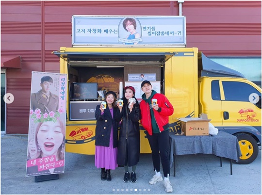 Gag Woman Sim Jin-hwa visited the TVN Saturday drama Loves Unstoppable.Sim Jin-hwa posted three photos with the article It was so nice to have a high and low!In the photo, Sim Jin-hwa is laughing with her husband Kim Won-hyo and taking a picture with Actor Kim Jung-hyun Jang Hye-jin Park byung-hun, who is appearing in the TVN Saturday drama Loves Unbreakable.Jang Hye-jin, whom Sim Jin-hwa met, is playing the role of the mother of the West (Seo Ji-hye) in The Unbreakable Landing of Love, and Park byung-hun is playing the role of the uncle of the West.Kim Jung-hyun is playing Koo Seung-jun.Sim Jin-hwa is said to have found the filming site to support Actor Cha Jung-hwa, who is appearing in Yang Ok-gum station among four housewife housewives in her husband Kim Won-hyo and TVN Saturday drama Loves Unstoppable.Choi Yu-jin