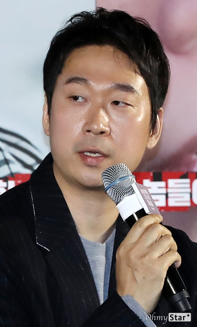 On the afternoon of the 3rd, the premiere of the media distribution of the movie The Animals Wanting to Hold the Spray was held at Megabox SCOX in Gangnam-gu, Seoul.The premiere was attended by Jeon Do-yeon, Jung Woo-sung, Bae Sung-woo, Yoon Yeo-jung, Shin Hyun-bin, Jungaram and Kim Yong-hoon.Is a film that shows the entangled desire of people who are pushed to the edge of the cliff, with a large amount of money bags suddenly appearing.Based on Japan novel of the same name written by Japan writer Sonne Kaske, he adapted director Kim Yong-hoon.Kim said, The most important thing I thought about in directing this movie is unpredictability.I thought that the audience should be able to see the story without knowing the back, and I thought I could see it while being interested to the end. Since the appearance of Jeon Do-yeon, the (story) puzzle is re-engineered.I am careful (to tell the contents) because of the element that it can enjoy for the audience who have not seen the movie yet.Jeon Do-yeon said, I did not want to emphasize that Yeon-hee was already strong enough in the script because of Yi Gi.I thought I should act as if I were pulling out my strength, and when I filmed, I tried to postpone it as naturally as possible. On the other hand, Jung Woo-sung laughed at the first shooting when he said that Kim Yong-hoon and Staff were embarrassed.He said: We designed (the character) while maximizing the loopholes that Tae-Young has; we saw the bishops and staff panicking at the first shoot.I did not show Tai-Young in turn, but I think I shot the most dramatic scene first.It was a process to show and prove Tae-Young while overcoming the unfamiliar feelings that I looked at at in the field. It is not a youth viewing grade, but there are not many unexpected cruel scenes in movies.Domestic violence gods, assault gods, and murder gods appear many times, but most audiences can only analogize the scene by sound.The director said, I was worried about how the audience could see without being struggling.Actors also praised him for not being a rookie director. Jeon Do-yeon said, I worked very much with the rookie director, but I was a little worried (before filming).There are so many good actors that I wanted to be able to digest them in the field, but when I watched the movie, it was obvious that the director had a lot of trouble. Jung Woo-sung also added, It was a director who felt relaxed in the field.The work of an old Actor and a rookie director needs to be relaxed to look at each other without fretting.If there is a strong will to shoot the new director as he or she has perfectly drawn himself or herself, communication with Actor in the field can be as difficult as a big wall.As for Actor, we need to calmly see what the word the new coach uses. To do that, we need to make great room.The first shot of Tae-Young must have been embarrassing, but I listened calmly to why I played Tae-Young so and nodded, Its okay. (Jung Woo-sung)Movies of Animals Wanting to Hold a Spray