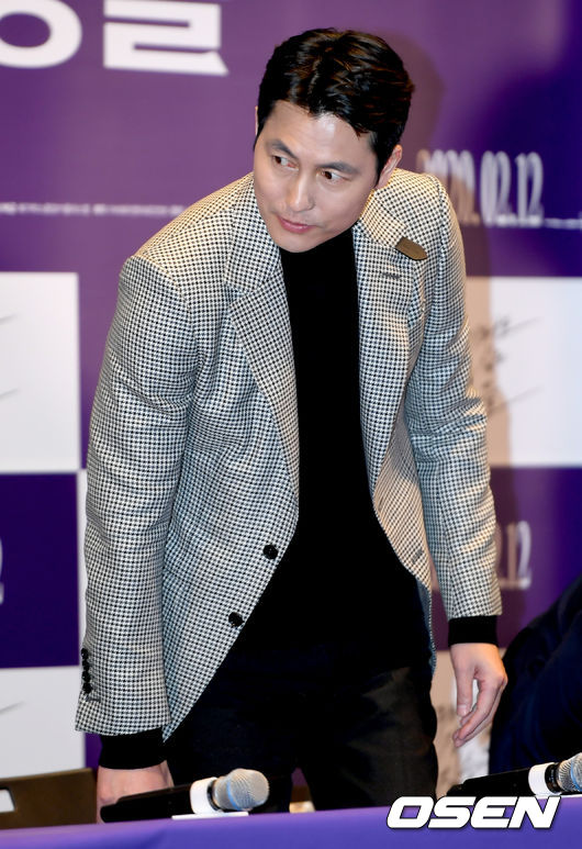 On the afternoon of the 3rd, a media distribution preview of the movie The Animals Wanting to Hold the Jeep was held at Megabox COEX in Seoul, Korea.Actor Jung Woo-sung enters the venue