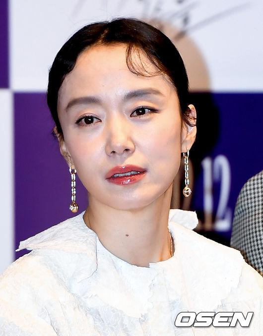 The beasts who want to catch even straw Jeon Do-yeon showed satisfaction with his first acting co-work with Jung Woo-sung.On the afternoon of the 3rd, Seoul Megabox COEX held a media preview of the movie The Animals Wanting to Hold the Spray.Actor Jeon Do-yeon, Jung Woo-sung, Bae Sung-woo, Yoon Yeo-jung, Shin Hyun-bin, Jung Ga-ram and Kim Yong-hoon attended.Jeon Do-yeon said: When I saw the movie, co-work was satisfying - in fact, there was an awkward part rather than comfort in the field.It was a familiar relationship that had already been explained in the first scene, and it was a god, but it was very difficult. I was happy to understand Taeyoungs character while shooting and adapting, but I felt sorry for the feeling that I was shooting as the shooting became fun.If I have another chance, I would like to shoot with Jung Woo-sung. I thought I wanted to do good work again. Jung Woo-sung also said, The work with Jeon Do-yeon was always a work with a colleague who waited. It was a valuable time to check the attitude of working on the spot.It was a good colleague who wanted to meet at any time with other works. Meanwhile, The Animals Who Want to Hold a Jeep (director Kim Yong-hoon, Delivery Distribution Megabox Central PlusM, Production Co., Ltd., BE Entertainment and Megabox Central PlusM) draw stories of ordinary humans planning the worst hantang to take over the last chance of their lives: money bags.It is based on a novel by the same name written by Japanese writer Sone Kasuke, which will be released on the 12th as a work that is not available for young people.