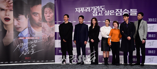 The Animals Wanting to Hold the Jeep is a work that depicts unexpected events that take place when a large amount of money bags appear in front of Taeyoung, Bae Seong-woo, and Michelle Chen, who are on the brink.Opened on February 12.Actor Youn Yuh-jung, Jeon Do-yeon, Jung Woo-sung, Bae Seong-woo, Shin Hyun-bin, and Jung Ga-ram will be releasing the movie The Beasts Who Want to Hold a Jeep Lag (director Kim Yong-hoon) at Megabox COEX in Samsung-dong, Gangnam-gu, Seoul on the afternoon of the 3rd. be attending a meeting.The Animals Wanting to Hold the Jeep is a work that depicts unexpected events that take place when a large amount of money bags appear in front of Taeyoung, Bae Seong-woo, and Michelle Chen, who are on the brink.Opening on February 12th.