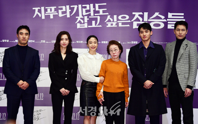 On the afternoon of the 3rd (Mon) at Megabox COEX in Seoul, a media preview of the movie Animals Wanting to Hold a Jeep was held.Director Kim Yong-hoon and Actor Jeon Do-yeon, Jung Woo-sung, Bae Seong-woo, Yoon Yeo-jung, Shin Hyun-bin and Jungaram attended and talked about the work.Animals Wanting to Hold a Jeep is a film about the same name novel by Sonne Kaske, a crime drama about ordinary humans planning the worst of their lives to take the money bag, the last chance of their lives.The worst choices and consequences of extremely ordinary people, such as the shaky head, the civil servant, and the housewife whose family collapsed, to escape the desperate situation.The original work was a unique structure, but it needed to be changed to a cinematic one, said director Kim Yong-hoon, who explained the difference from the original work. I thought I wanted to be a crime drama featuring more ordinary people, so I made it more ordinary people than people in the novel, and changed the ending.The work is unfolded with the front and back of time changing.I thought it was impossible to predict what the audience should see most interesting, Kim said. I thought it should be a storytelling that can not be known about the back story, so the audience can follow it interestingly.The biggest point was that Michelle Chen (Jeon Do-yeon) appeared in the middle of the story and thought that it was what happens in the same time zone to visit each person, but it is shown that time is twisted and the puzzle is set. I think we need to be able to afford to look at each other without being impatient at the beginning of the work of the old actor and the first new director, Jung Woo-sung said.I was definitely embarrassed in the first shot of Tae-Young, but I saw my drawing of Tae-Young and listened to it as a good thing. Jeon Do-yeon plays a character 180 degrees different from his previous work Gift.I transformed into Michelle Chen, who wanted to erase the past and live a new life, and gave out charisma.I believed in the directors direction rather than worrying about the stimulating part, he said. I had a lot of conversations with the director before shooting, so I thought about how to believe in the director and implement it as a scenario rather than being difficult and difficult in the field.Jung Woo-sung of Tai-Young station, who was suffering from debts due to his missing lover and fell into the swamp of Hantang, was responsible for the wit of the drama by showing off his The first time I was on the phone with Michelle Chen in the car, I saw the staff managers embarrassed eyes.I did not show Tae-Young calmly, but I had to overcome the strange eyes that looked at me in the field because I played the time when I reached the dramatic situation of the movie. It was a process of proving with confidence the character called Tai-Young.I made it with such faith, but I am worried that I have been fussing alone. Jeon Do-yeon and Jung Woo-sung, who have been in their 31st and 27th years respectively since their debut, first met through this work.I am satisfied with breathing, said Jeon Do-yeon, who saw the finished work. It was more awkward than comfortable in the field.It was not nothing, not nothing, because it was already an old lover relationship.  It was only after the filming was over when Tae-Young and Michelle Chen were combined and understood and enjoyed each others character.I feel sorry for you, but if you get a chance, I want to play Jung Woo-sung again. Jung Woo-sung also replied, I always expected work with Jeon Do-yeon, and I had time to sympathize with my attitude in the field and I want to meet again at any time in another work.Meanwhile, Animals Wanting to Hold a Jeep, which depicts the last Hantang plan that can change the lives of humans who are deceived and deceived in desperate situations and chase money bags, will be released on the 12th.
