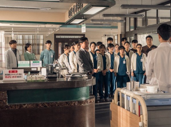 <p>Half of the returns to money SBS ‘romantic floor Kim, Department 2’2 of the membrane point to the public.</p><p>SBS On Every ‘Romantic floor Kim, Department 2’(a river scene/ rendering type recognition beat repeat/ production Samhwa networks)of the fat and shabby stone hospital as a background, make it a ‘real Doctor’ story. One massive - Lee Sung-kyung - Ahn, Hyo-seop - antispasmodic - officers-Hee - Kim Min-Jae, such as the smoke hole without the actors of the family, an intense message, which contains the villages, train the murder and thrilling, the storyline and removing the line cant make the research output, such as a synergistic effect, and a 4 consecutive week viewership Triple Crown coal rights, on A house theater, and overwhelming.</p><p>Whats more ‘romantic floor from the Kim Part 2’is half of 8 times to finish and authentic 2 as the membrane in the reverse converted to the new phase to be a prospect. Kim from(one massive), and as the Central stone hospital with the fate of youth doctors growth and future, the stone walls off of their active, such as during an unforeseen and exciting storyline for that. In this regard in the hands to create tension in the viewers  concentration to maximize the astute romance ‘floor Kim, Department 2’, ‘2 blocking point: the’ three for one.</p><p>● One massive, self and stone hospital you can keep it up</p><p>Half of the returns to money ‘romantic floor Kim, Department 2’ 2 from the membrane to the stone hospital and fate is with Kim from(just one)of rows in the most attention is being focused on. Its the most expensive medical services that provide the future of the hospital plan of the city Yun-Taiwan(best photo)in the now Stone hospital to sew the same night United States(Kim Ju-Hun)and Morgan sharpened confrontation and situation. The last 7 times at the husbands violence with a knife-wielding Foreign out of the wound in the car is present(Lee Sung-kyung) related issues as a confrontation to the world who Kim is “so you dont want to,”according to Park, the United States is its inside and demanded. Kim also plans to ask five people interested(the truth)to “We side to convince the stone hospital is closed to all. . ”And to answer, not that both sides of the ‘ultimate confrontation’this continues to be showed some signs.</p><p>Man, life the most respect and importance that, as a doctor of conscious Kim with this bus company and the years some of my trampling and would like to build such a Museum of the mighty one panel for example and among which, Kim of the future is what will happen is noteworthy has.</p><p>● Lee Sung-kyung - Ahn, Hyo-seop, as a human, as a doctor, one step at a time growth</p><p>An outstanding performance despite surgery nausea due respect paid was the car is present(Lee Sung-kyung)and a family suicide that painful past due to heavy life service with photo(Ahn Hyo-seop)is a Kim Department of teaching through one step at a time growing. Kim some have suggested surgery to help the trunk pain pills and scary lion on the top with cars car is currently in surgery gradually adapt to it. The photo is Kim from the advice of a family suicide attempt patient was one, the Creator of the ruthless domineering to report the worry was steaming from the warmth of the impressed such as human growth and there are.</p><p>Moreover, the car is present and if the past 8 times ending in the ‘reset  kiss’to share with A house theater to shake the drop was bar. Since my College each other about the subtle emotions felt by two people Stone hospital in the rapidly closer to the eagerness to reveal that. ‘Reset  the kiss’ after two people the romance of the water ride will be this attention.</p><p>● The actual motif with the reality the patient episode with the stone off of the active</p><p>‘Romantic floor Kim, from 2’ to 2 membranes in A house theater of your eyes and ears rusting capture, the actual events of one patient episode with Kim with stone hospital to have the stone off of active for and being. Kim Department of bashing carnival Barker was the paramedics from the family suicide attempt for dad and dad due to drug poisoning unconscious daughter, studying well to medication and kidney me blood dialysis and even murder to weapons water up, ensure that each of the melt which patients  episodes with authenticity to unfold for that. Here are some Smoking patients with all only lives up for long in the center(dark background), night is charging(Kim Min-Jae), Jung Soo(Yun bamboo), Southern style(change the people), learn certain(Shin Dong Wook), Yoona name Suzhou(natural), including new stone walls off of their struggling to have A house theater in a more dense sympathetic to the cause prospect.</p><p>Production company Samhwa Networks side is “3 days(today) to be broadcast 9 times from the authentic 2 membrane on the stone is, each of the figures between the complex tangle of events and a variety of patients with episodes of tension and with a choice of”this and “more authentic filled with a message, chest to eat eat by touching and precious girl Kim from passing through the will be interest and support for the children,”he explained.</p><p>Meanwhile SBS On Every ‘Romantic floor Kim, from 2’ 9 to 3 days(today) night 9: 40 in the broadcast.</p>