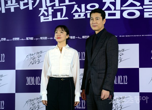 At Megabox COEX in Gangnam-gu, Seoul on the 3rd, a media preview of the movie Animals Wanting to Hold a Jeep was held.The premiere was attended by Kim Yong-hoon, Jeon Do-yeon Jung Woo-sung Bae Seong-woo Shin Hyun-bin Jung Ga-ram and Youn Yuh-jung.Animals Wanting to Hold a Spray is a crime drama of ordinary humans planning the worst of their lives to take the last chance of their lives, the money bag. They are the acting actors A-rams representing Korea such as Jeon Do-yeon, Jung Woo-sung, Bae Seong-woo, Youn Yuh-jung, Jung Man-sik, Jin Kyung, Shin Hyun-bin, Jung Ga-ram The actors and Chungmuro ​​attention to the new actors meeting from the production stage gathered topics from the production stage.In addition, he won the award for the Special Jury Award at the 49th Rotterdam International Film Festival before opening in Korea and received favorable reviews from overseas media. He was invited to the 34th Swiss Freebourg International Film Festival competition from March 20th to 28th, raising expectations for prospective audiences.In this work, Jeon Do-yeon and Jung Woo-sung first co-worked the acting co-work.In response, Jeon Do-yeon said, The co-work with Jung Woo-sung was satisfactory. There was an awkward part rather than comfortable in the field.It seems that it was difficult to get used to each other because it was a familiar lover relationship with Jung Woo-sung, so this had to be explained in the shooting. But I was able to adapt and enjoy myself, so the shoot was over, and I felt very sorry for it. I wish I could meet Jung Woo-sung again.Jung Woo-sung also said, I have always waited for work with Jeon Do-yeon.I have time to sympathize with my attitude to my work and I want to meet with you in another work. The Animals Wanting to Hold the Spray is scheduled to open on February 12.