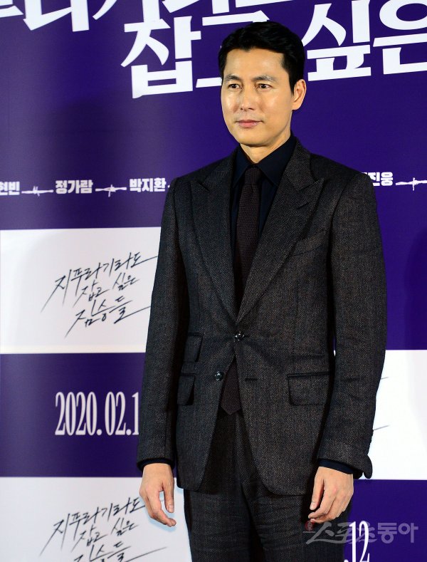 At Megabox COEX in Gangnam-gu, Seoul on the 3rd, a media preview of the movie Animals Wanting to Hold a Jeep was held.The premiere was attended by Kim Yong-hoon, Jeon Do-yeon Jung Woo-sung Bae Seong-woo Shin Hyun-bin Jung Ga-ram and Youn Yuh-jung.Animals Wanting to Hold a Spray is a crime drama of ordinary humans planning the worst of their lives to take the last chance of their lives, the money bag. It is an act that represents Korea such as Jeon Do-yeon, Jung Woo-sung, Bae Seong-woo, Youn Yuh-jung, Jung Man-sik, Jin Kyung, Shin Hyun-bin, Jung Ga-ram Pae Actors and Chungmuro ​​attention to the new actors meeting from the production stage gathered topics.I dont think its predictable, Kim said, but I thought it was unpredictable to see it interestingly in this story.I thought that it would be interesting for the audience to follow it when it became an unknown storytelling.But I was able to adapt and enjoy myself, so the shoot was over, and I felt very sorry for it. I wish I could meet Jung Woo-sung again.Jung Woo-sung also said, I have always waited for work with Jeon Do-yeon.I have time to sympathize with my attitude to my work and I want to meet with you in another work. The two Actors were different from the previous one.Jeon Do-yeon, who played an act that sounded the hearts of the audience in Birthday, will return to the former Sen Character and surprise the audience.I already had a lot of intense scenes on the script, so I thought I should take my strength and act, said Jeon Do-yeon.I thought it was a big role, but it was a grandmother with dementia. I did not know what to do because I did not have dementia.Just do it. I thought that Jeon Do-yeon was acting under the guidance.This work is also great for the new Shin Hyun-bin and Jung Ga-ram.Shin Hyun-bin said, Miran shows different appearances in front of people, but ordinary people do not.If the previous works had many genuine characters, I was in the mood to start again when I got this role, said Jung Ga-ram.On the other hand, Actors were genuinely worried about the theater that had been in the offseason due to the good pneumonia. Actors said, I am sorry for this situation, but I hope everyone will be healthy.Nevertheless, I hope you love our work a lot. The Animals Wanting to Hold the Spray is scheduled to open on February 12.