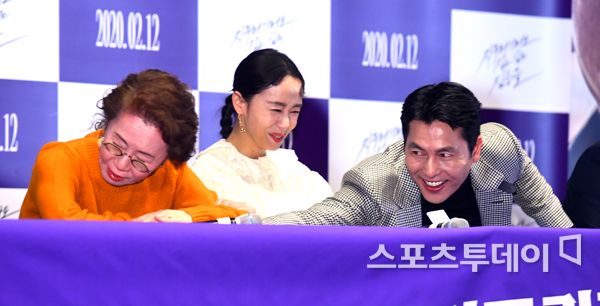 The movie The Animals Who Want to Hold the Spray was held at the COEX Convention & Exhibition Center in Megabox, Samsung-dong, Seoul Gangnam District on the afternoon of the 3rd.Actors Youn Yuh-jung, Jeon Do-yeon and Jung Woo-sung, who attended the media preview, are smiling. 2020.02.03