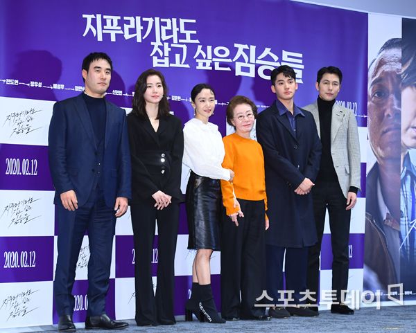 Actor Jeon Do-yeon, Jung Woo-sung and Bae Seong-woo are expected to take control of the off-season theater with perfect character expression.At 2 p.m. on the 3rd, Megabox COEX, located in Gangnam-gu, Seoul, premiered the movie The Animals Who Want to Hold a Jeep (director Kim Yong-hoon and production BA Entertainment) media distribution.The event was attended by Actor Jeon Do-yeon, Jung Woo-sung, Bae Seong-woo, Youn Yuh-jung, Shin Hyun-bin, Jungaram and Kim Yong-hoon.The brutes who want to catch straw captured the naked Blow-Up of those who chase and run around the money bag.However, there are cruel bloody scenes that are enough to receive the grade of youth non-available viewing.Jeon Do-yeon said that there was no difficulty while playing the stimulating scene, I just believed in director Kim Yong-hoon.I had a lot of conversations with the director, so there was no difficulty in the field. I focused on implementing the story. In addition, director Kim Yong-hoon mentioned the original work and said, I re-configured the puzzle based on the characters. Especially, I tried to create a more ordinary and cinematic feeling than the characters in the novel.a brilliant release of new directorIn particular, director Kim Yong-hoon, who directed and directed the screenplay of The Animals Who Want to Hold the Spray, is a new director who has participated in various works such as short films and documentaries and accumulated solid work.Ive worked with a lot of new directors, and I was worried about this, but when I saw the movie, I had a lot of trouble in my own way.I thought it was fun to go as soon as I saw the scenario. Youn Yuh-jung also said, I hate the new director, but I needed me to participate.In particular, Kim is invited to the 49th Rotterdam International Film Festival competition as his first commercial film, and has received high attention in the domestic film industry.I am grateful to many overseas audiences for introducing our movie, said Kim Yong-hoon. I was curious about the overseas reaction because I was going to Rotterdam for the first time.I liked it a lot, but it was good to be interested. I want to go to more Film Festival. The choice of belief: animals who want to catch straw.It is raising expectations for high-quality performance as well as a tight story that has been called up from the production stage and a scenario full of suction power of rapid development.In addition, a colorful and attractive character was drawn based on the explosive energy of actors who were not seen in one work, including Jeon Do-yeon, Jung Woo-sung, Bae Seong-woo, Youn Yuh-jung, Jung Man-sik, Jin Kyeong, Shin Hyun-bin, and Jeongaram.Kim Yong-hoon explained the point of observation, The story of each person visiting Michelle Chen.I hope that the audience will find the fun of matching the puzzle, he said, expressing his expectation about the intentionally twisted time and space flow.The narrative of the characters who have put forward such a solid actor is also interesting.Michelle Chen, his old lover, who is trying to hide the dark past and start a new life, and Taeyoung, who is suffering from debt debts, and Bae Seong-woo and Jin Kyeong-sun, who are all about keeping their familys livelihood, A variety of characters, including Youn Yuh-jung), met with top domestic actors and expressed a character that they could never trust each other in front of a large amount of money bags they encountered.The tight tension between the characters in the play is also a main point of observation. Bae Seong-woo said, I referred to a lot of novels, but I had to set more days because it was a movie.I talked to Actors a lot and I was born with a funny and pathetic person. The feast of these colorful characters, The beasts who want to catch the straw, is a crime drama depicting the stories of those who plan the worst Hantang to take the last chance of life, the money bag.Its scheduled for release on Wednesday; its scheduled for release on Wednesday.