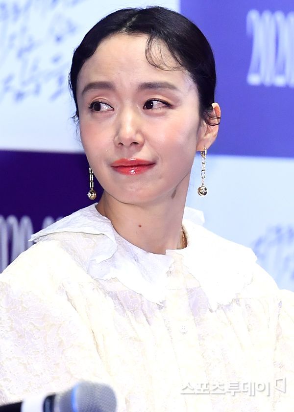 Actor Jeon Do-yeon, Jung Woo-sung and Bae Seong-woo are expected to take control of the off-season theater with perfect character expression.At 2 p.m. on the 3rd, Megabox COEX, located in Gangnam-gu, Seoul, premiered the movie The Animals Who Want to Hold a Jeep (director Kim Yong-hoon and production BA Entertainment) media distribution.The event was attended by Actor Jeon Do-yeon, Jung Woo-sung, Bae Seong-woo, Youn Yuh-jung, Shin Hyun-bin, Jungaram and Kim Yong-hoon.The brutes who want to catch straw captured the naked Blow-Up of those who chase and run around the money bag.However, there are cruel bloody scenes that are enough to receive the grade of youth non-available viewing.Jeon Do-yeon said that there was no difficulty while playing the stimulating scene, I just believed in director Kim Yong-hoon.I had a lot of conversations with the director, so there was no difficulty in the field. I focused on implementing the story. In addition, director Kim Yong-hoon mentioned the original work and said, I re-configured the puzzle based on the characters. Especially, I tried to create a more ordinary and cinematic feeling than the characters in the novel.a brilliant release of new directorIn particular, director Kim Yong-hoon, who directed and directed the screenplay of The Animals Who Want to Hold the Spray, is a new director who has participated in various works such as short films and documentaries and accumulated solid work.Ive worked with a lot of new directors, and I was worried about this, but when I saw the movie, I had a lot of trouble in my own way.I thought it was fun to go as soon as I saw the scenario. Youn Yuh-jung also said, I hate the new director, but I needed me to participate.In particular, Kim is invited to the 49th Rotterdam International Film Festival competition as his first commercial film, and has received high attention in the domestic film industry.I am grateful to many overseas audiences for introducing our movie, said Kim Yong-hoon. I was curious about the overseas reaction because I was going to Rotterdam for the first time.I liked it a lot, but it was good to be interested. I want to go to more Film Festival. The choice of belief: animals who want to catch straw.It is raising expectations for high-quality performance as well as a tight story that has been called up from the production stage and a scenario full of suction power of rapid development.In addition, a colorful and attractive character was drawn based on the explosive energy of actors who were not seen in one work, including Jeon Do-yeon, Jung Woo-sung, Bae Seong-woo, Youn Yuh-jung, Jung Man-sik, Jin Kyeong, Shin Hyun-bin, and Jeongaram.Kim Yong-hoon explained the point of observation, The story of each person visiting Michelle Chen.I hope that the audience will find the fun of matching the puzzle, he said, expressing his expectation about the intentionally twisted time and space flow.The narrative of the characters who have put forward such a solid actor is also interesting.Michelle Chen, his old lover, who is trying to hide the dark past and start a new life, and Taeyoung, who is suffering from debt debts, and Bae Seong-woo and Jin Kyeong-sun, who are all about keeping their familys livelihood, A variety of characters, including Youn Yuh-jung), met with top domestic actors and expressed a character that they could never trust each other in front of a large amount of money bags they encountered.The tight tension between the characters in the play is also a main point of observation. Bae Seong-woo said, I referred to a lot of novels, but I had to set more days because it was a movie.I talked to Actors a lot and I was born with a funny and pathetic person. The feast of these colorful characters, The beasts who want to catch the straw, is a crime drama depicting the stories of those who plan the worst Hantang to take the last chance of life, the money bag.Its scheduled for release on Wednesday; its scheduled for release on Wednesday.