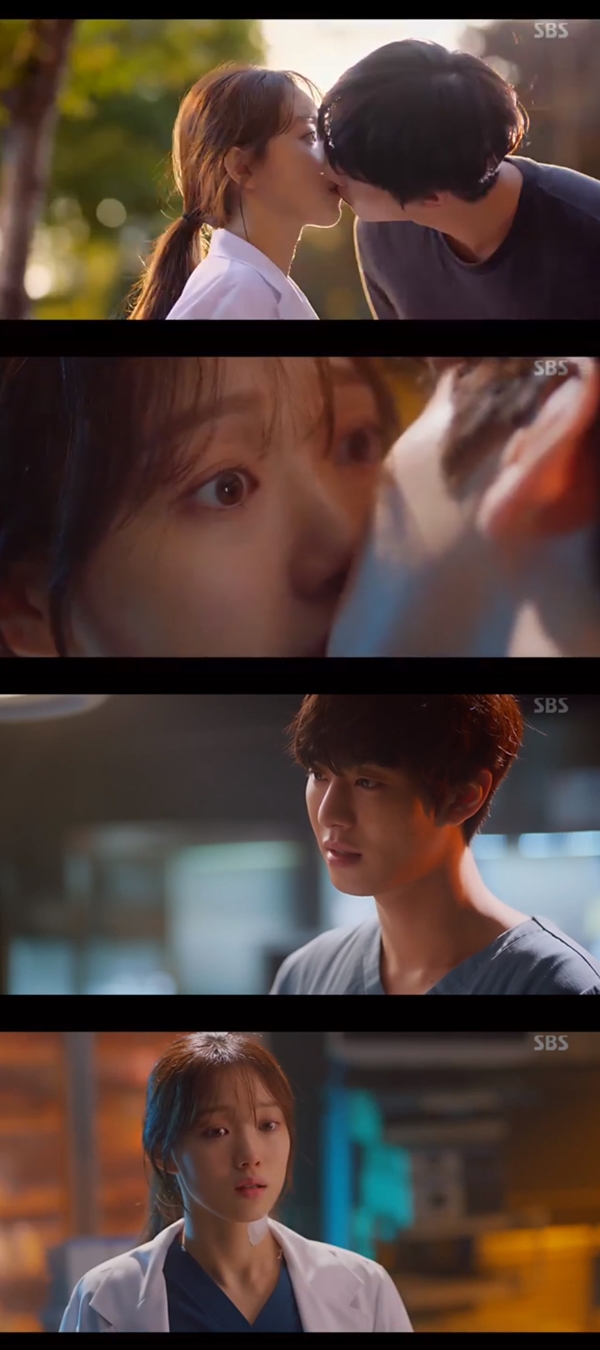 Romantic Doctor Kim Sabu 2 Ahn Hyo-seop and Lee Sung-kyung kissed.In SBS Mondays drama Romantic Doctor Kim Sabu 2 (playplayplay by Kang Eun-kyung and director Yoo In-sik), which was broadcast on the 3rd, the images of Seo Woo Jin (Ahn Hyo-seop) and Lee Sung-kyung were drawn.On the day of the broadcast, Seo Woo Jin kissed him saying Lisset to prevent Cha Eun-jaes mouth.Earlier in college, Seo Woo Jin had a Lisset Kiss once to make him forget the trauma of his surgery.What are you doing here? I asked you what? Cha Eun-jae, who recalled the memories of the time, pushed Seo Woo Jin and said, Do you ask because you do not know?Is that what youre asking me to check?So we should not be serious. When we get serious, you and I have no answer, no fun.So do not feel sick about others work without any use, he said. I am confused about Cha Eun-jae. 