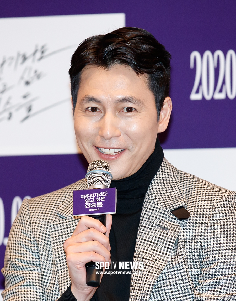 The media preview of the beasts who want to catch the movie straw was held at Megabox COEX in Seoul Gangnam District on the afternoon of the 3rd; actor Jung Woo-sung greets.