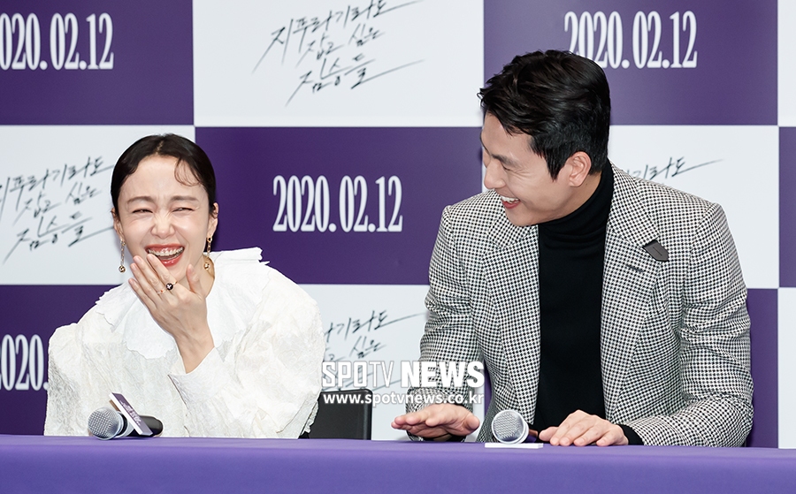 The media preview of the beasts who want to catch the movie straw was held at Megabox COEX in Seoul Gangnam District on the afternoon of the 3rd.Actor Jeon Do-yeon and Jung Woo-sung are laughing loudly at the jokes of senior Youn Yuh-jung.