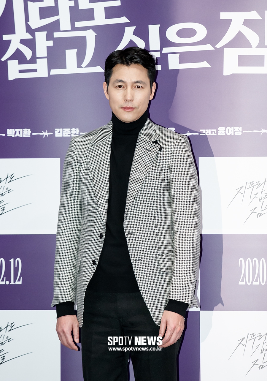 The media preview of the beasts who want to catch the movie straw was held at Megabox COEX in Seoul Gangnam District on the afternoon of the 3rd.Actor Jung Woo-sung poses for photo shoot
