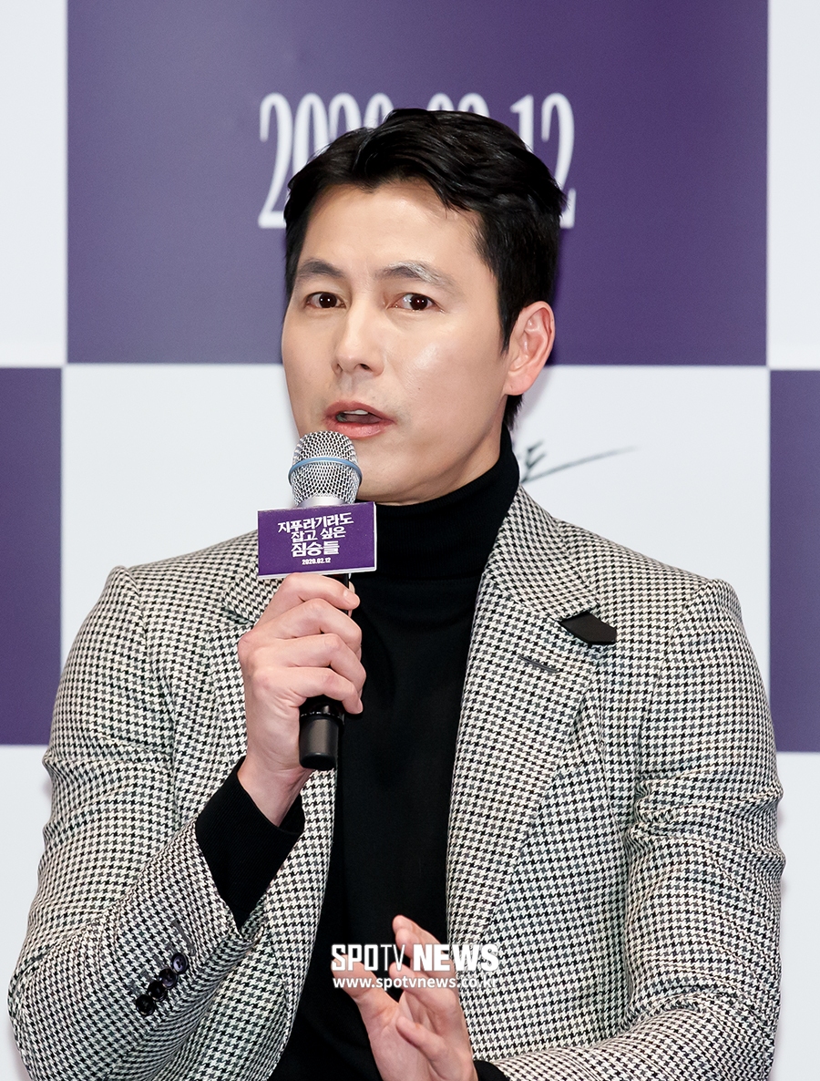 The main characters of the movie The Animals Who Want to Hold the Spray confessed their cautious feelings, expressing concern about the new Covid Barriers.On the afternoon of the 3rd, a media distribution preview of the movie The Animals Who Want to Hold the Jeep (director Kim Yong-hoon) was held at Megabox, COEX, Samsung-dong, Seoul.Kim Yong-hoon, Actor Jeon Do-yeon Jung Woo-sung Bae Seong-woo Shin Hyun-bin Jungaram and Youn Yuh-jung attended.The brutes who want to catch straw is a crime scene of ordinary humans planning the worst of the worst to take the last chance of life, the money bag.It was a work by a solid Actor Corps based on the same name novel, and it raised expectations by awarding the judges prize at the Rotterdam International Film Festival, which ended on the 2nd (local time).The first meeting between Jeon Do-yeon and Jung Woo-sung was especially eye-catching.In the play, Jeon Do-yeon played the role of the bar president Yeon-hee who explores others to erase the past and live a new life, and Jung Woo-sung played the role of Taeyoung, a public servant who fell into the swamp of Hantang due to debt debt due to his lost lover.Jeon Do-yeon said about his breathing with Jung Woo-sung, When I saw the movie results, my breathing is satisfactory.It was like a god, nothing, but like nothing, it seemed to be a difficult god.I felt like I was shooting because I was shooting, adapting, and getting together with the characters, understanding and enjoying the movie, he said. I thought I would like to meet again with a good work if I have another chance.Jung Woo-sung also said, I have always waited for a meeting with Jeon Do-yeon, an opportunity for valuable work that allowed me to see a good colleague on the spot.I want to meet with other works at any time. Youn Yuh-jung was scared of his work with the new director and went to the scene, but he laughed numbly that he played the elderly with dementia under Jeon Do-yeons guidance.Bae Seong-woo, who is the most important person who continues to live in the family, said that he was able to draw more concrete characters while reading the original novel in addition to the script.Shin Hyun-bin, Jung Garam, said that he was fascinated by the intense dash, and he was happy to participate in the work with the presidential election.But the new Covid virus that hit the theater became an untimely bad news.With the fear of Wuhan pneumonia, the number of confirmed cases in Korea has decreased, and the number of audiences looking for theaters has decreased noticeably.The stage of the national infectious disease crisis was also upgraded from attention to boundary. Among them, Actor and directors who released the new work were not able to hide their mixed feelings.The situation is not right, said Kim Yong-hoon, who said, I am heavy in my mind before the release. Kim said, I hope the situation will improve.I think I want the movie to be well received in such a situation. Thank you for coming here. Jung Woo-sung said, I hope that the irresistible natural disaster will improve quickly.I hope that there will be no sadness that many good works will come out other than our movies, but I am pushed out of the situation.  I hope that this situation will progress quickly and improve. I was worried about it today, too, and I was worried that many people would not come, said Jeon Do-yeon. I am glad to be in the process of opening, but I am worried.Thank you for joining us with our Zipuragi. Youn Yuh-jung finished the scene briefly, saying, I am an alumni.How the movie theaters will change in the face of the new Covid virus. It is noteworthy whether the movie will receive the attention and choice of the audience.The movie The Animals Who Want to Hold the Jeep will be released on the 12th.