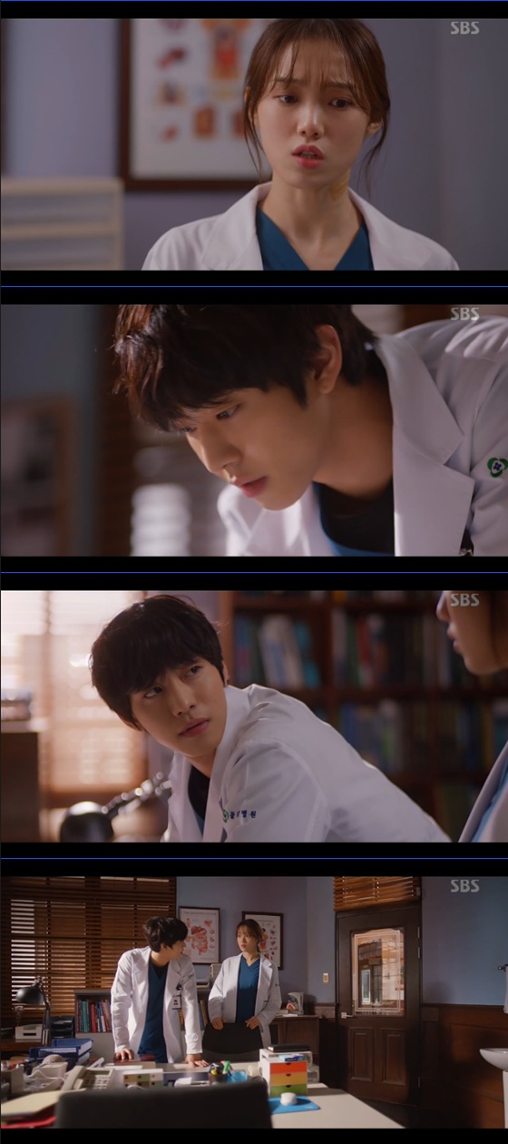 SBS Monday Drama Romantic Doctor Kim Sabu 2 (playplayplay by Kang Eun-kyung, directed by Yoo In-sik and Lee Gil-bok) aired on the afternoon of the 3rdOn the day of the show, Cha Eun-jae asked Seo Woo Jin, Do you hear what I say? Are you really going to do this? Seo Woo Jin said, What if you do not do it?Do you keep connecting what happened yesterday? he asked.Turns out Cha Eun-jae was awkward with Seo Woo Jins Lisset kiss.Cha Eun-jae said, You were in a crisis where you were framed by a bad senior who was the only motive, and you were kicked out.Im telling you not to cross the line because Im not less than a motive for you, I understand, said Seo Woo Jin.Cha Eun-jae continued, I am trying to overcome the mistake I made coolly.At this time, Seo Woo Jin said, It was not a mistake. Cha said, Do not try, so I understand what you mean.