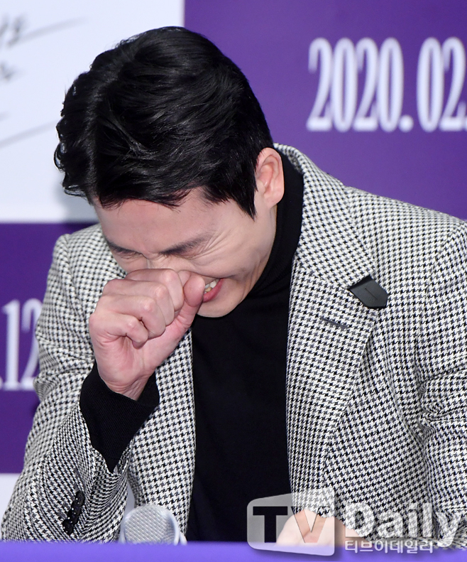 The media preview of the movie The Animals Who Want to Hold the Jeep (director Kim Yong-hoon, produced by BA Entertainment) was held at COEX, Gangnam-gu, Seoul on the afternoon of the 3rd.Jung Woo-sung, who attended the media preview on the day, is laughing.South Korea Ace production team, which showed strong works such as Beasts who want to catch straw, Go to the end, Crime City, Devil War, and new director Kim Yong-hoons movie Beasts who want to catch strawIt predicted the birth of a crime drama that I did not want to miss.Jeon Do-yeon, Jung Woo-sung, Bae Sung-woo, Youn Yuh-jung, Jung Man-sik, Jin Kyung, Shin Hyun Bin,The animals that want to catch straws, which announce the birth of the most intense crime drama, will be released on the 12th.[Movie The Animals Want to Hold the Spray media preview
