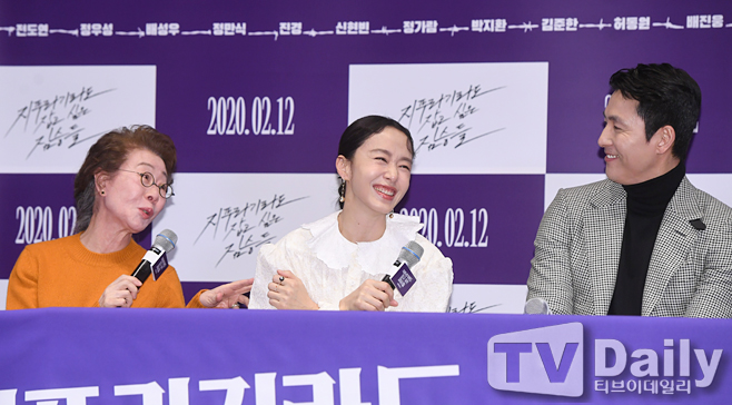 The media preview of the movie The Animals Who Want to Hold the Jeep (director Kim Yong-hoon, produced by BA Entertainment) was held at COEX, Gangnam-gu, Seoul on the afternoon of the 3rd.Youn Yuh-jung Jeon Do-yeon Jung Woo-sung, who attended the media preview, is laughing.South Korea Ace production team, which showed strong works such as Beasts who want to catch straw, Go to the end, Crime City, Devil War, and new director Kim Yong-hoons movie Beasts who want to catch strawIt predicted the birth of a crime drama that I did not want to miss.From Jeon Do-yeon, Jung Woo-sung, Bae Sung-woo, Youn Yuh-jung to Jung Man-sik, Jin Kyung, Shin Hyun Bin and Jeong Garam,The animals that want to catch straws, which announce the birth of the most intense crime drama, will be released on the 12th.[Movie The Animals Want to Hold the Spray media preview