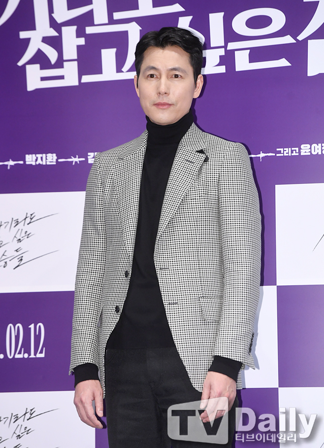 The media preview of the movie The Animals Who Want to Hold the Jeep (director Kim Yong-hoon, produced by BA Entertainment) was held at COEX, Gangnam-gu, Seoul on the afternoon of the 3rd.Jung Woo-sung, who attended the media preview on the day, poses.South Korea Ace production team, which showed strong works such as Beasts who want to catch straw, Go to the end, Crime City, Devil War, and new director Kim Yong-hoons movie Beasts who want to catch strawIt predicted the birth of a crime drama that I did not want to miss.Jeon Do-yeon, Jung Woo-sung, Bae Sung-woo, Yoon Yeo-jung, Jung Man-sik, Jin Kyung, Shin Hyun Bin,The animals that want to catch straws, which announce the birth of the most intense crime drama, will be released on the 12th.Movie The Animals Want to Hold the Spray media preview