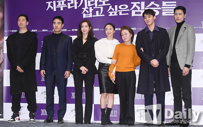 In many ways, it is a historical class: stylish production and screen composition, and the Hot Summer Days of Actors supporting it.The animals that want to catch even the straw, which was born with the perfection and work of the past, took off the veil.The media preview of the movie The Animals Who Want to Hold the Jeep (director Kim Yong-hoon and production BA Entertainment) was held at Megabox COEX in Samsung-dong, Gangnam-gu, Seoul on the afternoon of the 3rd.On this day, director Kim Yong-hoon and actor Jeon Do-yeon Jung Woo-sung Bae Seong-woo Youn Yuh-jung Shin Hyun-bin Jungaram attended and talked various stories.The beasts who want to catch even the straw is a crime scene of ordinary humans planning the worst of the worst to take the last chance of life, the money bag.the birth of a clever crime sceneThis film was born as a fresh and intense crime drama with exciting tension and unique laughter in the dense story of eight beastly humans toward the money bag.In addition, The beasts who want to catch the straw is a unique time arrangement editing that is not an exaggeration to say that they opened a new horizon of the crime drama.Kim Yong-hoon said, I thought this story should be a storytelling that the audience can not know about.I thought it was going to happen in the same time period as a character named Michelle Chen appeared in the middle of the story and changed to a structure to find each person, but I thought that time would be twisted and that the audience would find the fun of matching new puzzles, said Kim Yong-hoon.Director Kim Yong-hoon explained the reason for editing with a unique time arrangement, Although the original work is also a unique structure, the structure is allowed only in novels, so I had to change it in movies.Also, The Animals Who Want to Hold the Jeep was awarded this Jury Award at the Rotterdam International Film Festival, known as the Film Festival, which has authority along with the Sundance Film Festival.The beasts who want to catch the straw, which raised expectations by delivering the news of overseas awards before the domestic release.I am glad and grateful that I can introduce this movie to many overseas audiences. Jeon Do-yeon  Youn Yuh-jungs previous lineup, this combination was beautifulThis work is composed of acting actors such as Jeon Do-yeon Jung Woo-sung Bae Seong-woo Shin Hyun-bin Jungaram, and Youn Yuh-jung, who represent Korea, and new actors who are attracting attention from Chungmuro.In particular, Jeon Do-yeon, who plays Michelle Chen in the play, first appears after an hour of the movie, but with intense charisma, he increases his immersion and emits a huge presence.Jeon Do-yeon said, Michelle Chen character was already a character with so many gods on the script that I thought I should act to remove the power rather than emphasize it by giving it strength to acting.I tried to play as naturally as possible when I was shooting. Jung Woo-sung, who plays Taeyoung in the debt debt due to the missing lover, said, I designed to maximize the loopholes that Taeyoung has.When I first filmed, the bishops and staff seemed to be embarrassed. In addition to Jeon Do-yeon and Jung Woo-sung, Youn Yuh-jung, Bae Seong-woo, Shin Hyun-bin and Jungaram completed their character with the previous Hot Summer Days.The reason why the acting actors chose this movie was eventually workability.Jeon Do-yeon said: I had worked with a lot of new coaches, and yet I was worried.Too many actors came out, and too good actors were cast, so I was worried that the director could digest well.The movie seems to have had a lot of trouble in its own way. The scenario was so fun.I thought it was a fun story to visit. He raised the expectation of the movie by revealing the reason for the appearance.The Animals Want to Hold the Jeep will be released on Wednesday.