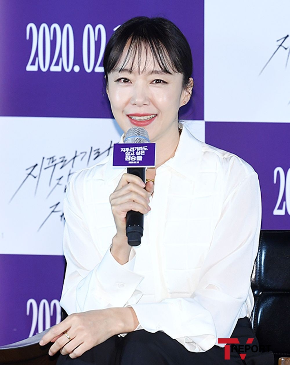 Actor Jeon Do-yeon said, In the early days of the movie, Jung Woo-sung and co-work were awkward.Jeon Do-yeon told Jung Woo-sung and co-work at the press preview of Beasts who want to catch straw held at COEX, Samsung-dong, Seoul Gangnam District on the afternoon of the 3rd, It was difficult to look like an old lover from the first scene.But when the filming went on and the character was understood, it was a pity that the filming ended, Jeon Do-yeon added.Jung Woo-sung, who co-worked with Jeon Do-yeon for the first time in his debut 25 years, also said, I have always waited for my work with Jeon Do-yeon.It was a valuable time for work and I want to meet other works. Meanwhile, The Animals Who Want to Hold the Spray is a film about ordinary humans planning the worst of their lives to take the last chance of their lives, the money bag.