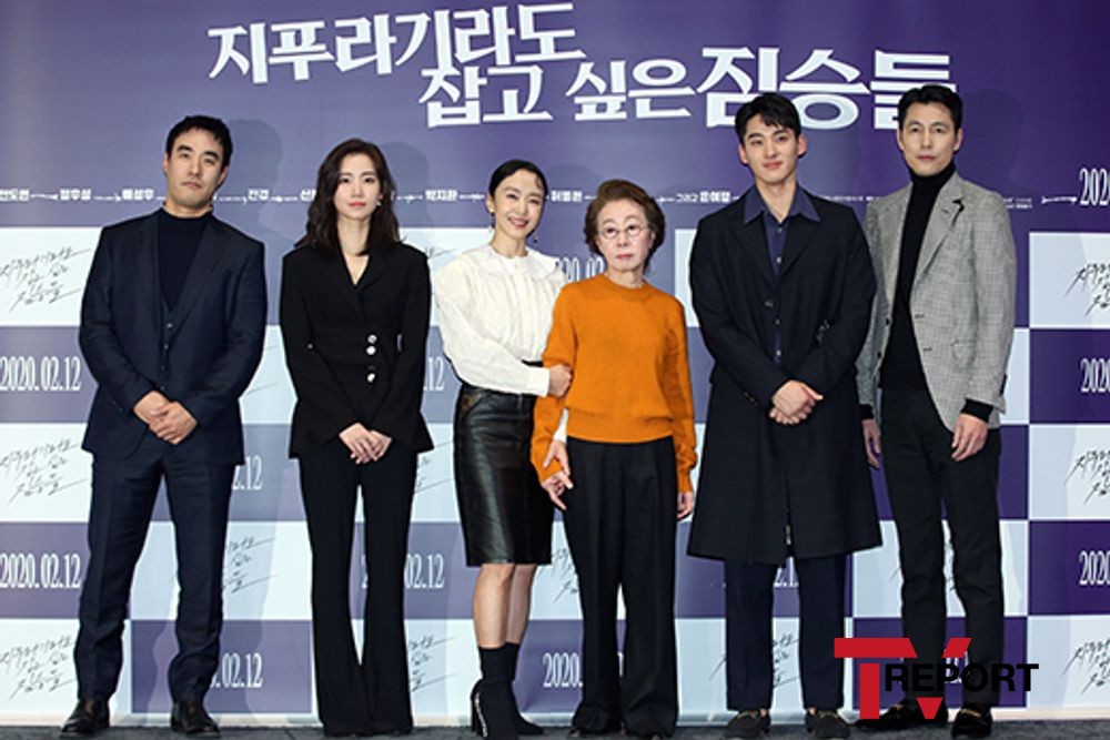 Actor Bae Seong-woo, Shin Hyun-bin, Jeon Do-yeon, Youn Yuh-jung, Jung Ga-ram, Jung Woo-sung (from left) attended the media preview of the movie Beasts Wanting to Hold a Jeep Lag at Megabox COEX in Samsung-dong, Gangnam-gu, Seoul on the afternoon of the 3rd.The Beasts Who Want to Hold a Jew starring Jeon Do-yeon, Jung Woo-sung, Youn Yuh-jung, Shin Hyun-bin, and Jung Ga-ram, is the most important person who continues to live in the family with a part-time job, Yeon-hee, who wants to live a new life, is scheduled to open on the 12th as a movie about the story of a large amount of money bags appearing in front of three people.