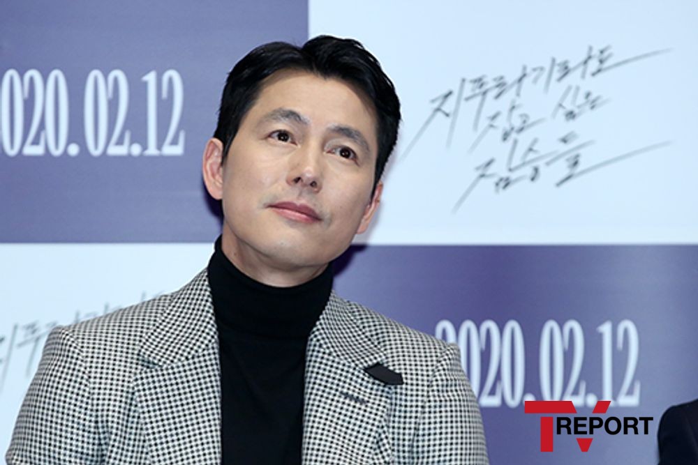 Actor Jung Woo-sung attends a media preview of the movie Beasts Wanting to Hold a Jeep at Megabox COEX in Seoul Gangnam District on the afternoon of the 3rd.The brutes who want to catch straws starring Jeon Do-yeon, Jung Woo-sung, Yoon Yeo-jung, Shin Hyun-bin, and Jeong Ga-ram are the most famous people who dream of a family due to their lover who disappeared from the novel of the same name. It is scheduled to open on the 12th as a movie about the story of the money bag appearing.