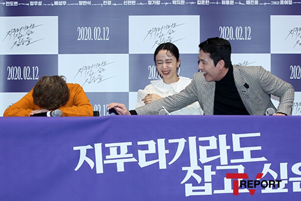 Actor Youn Yuh-jung, Jeon Do-yeon, Jung Woo-sung are smiling at the media preview of the movie Wilds Wanting to Hold a Jeep at Megabox COEX in Seoul Gangnam District on the afternoon of the 3rd.The Animals Who Want to Hold a Spray starring Jeon Do-yeon, Jung Woo-sung, Youn Yuh-jung, Shin Hyun Bin, and Jeong Garam are the most important people who want to live a life of their family with a part-time job, Yeon-hee is scheduled to open on the 12th as a movie about the story of a large amount of money bag appearing in front of three people.