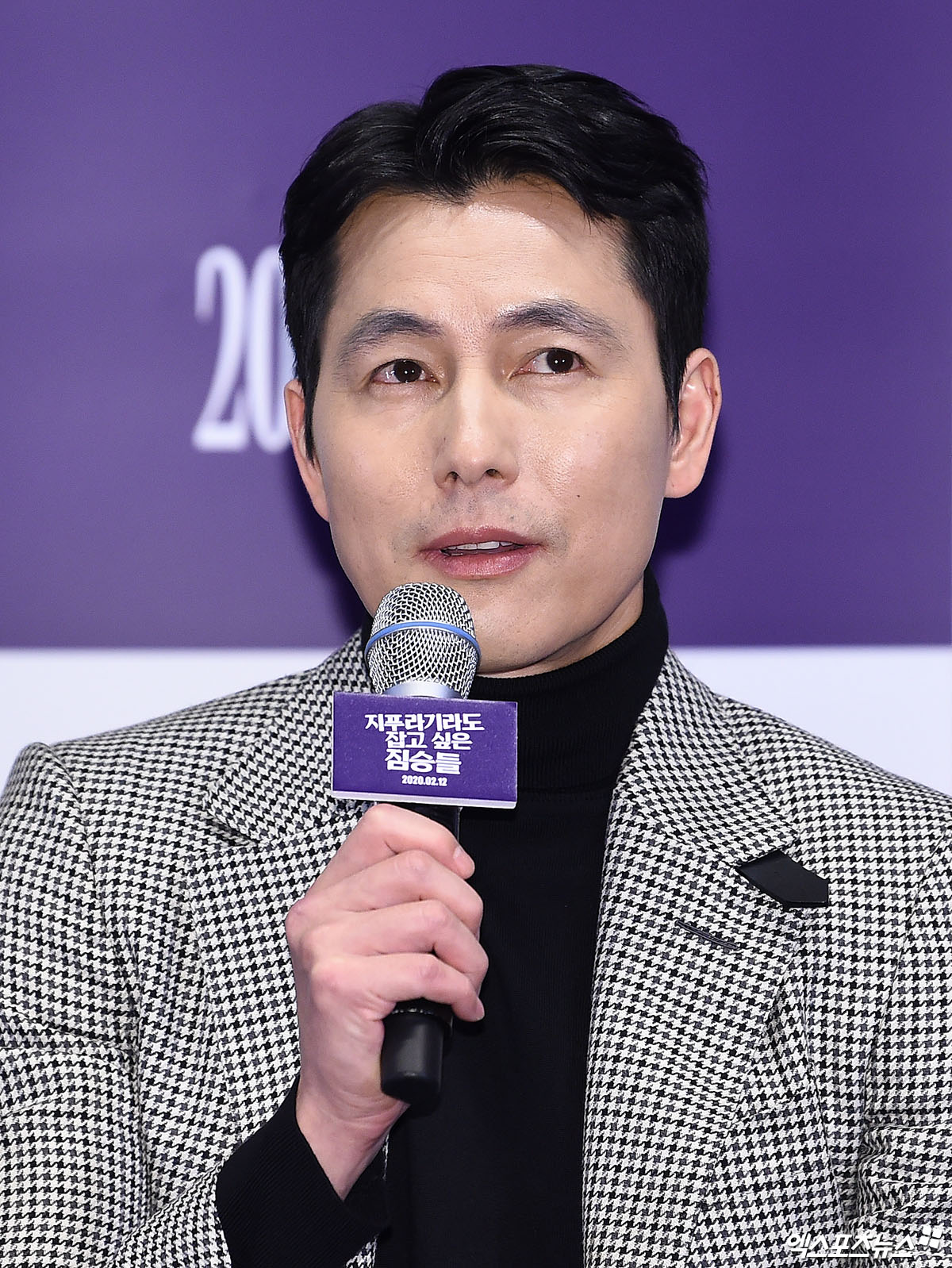 Actor Jung Woo-sung, who attended the media preview of the movie Wilds to Hold the Jeep at the Seoul Samseong-dong COEX Convention & Exhibition Center Megabox store on the afternoon of the 3rd, greets him.