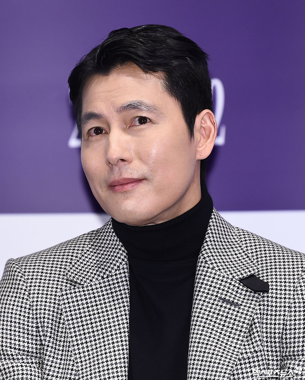 Actor Jung Woo-sung, who attended the media preview of the movie Wilds to Hold the Jeep at the Seoul Samseong-dong COEX Convention & Exhibition Center Megabox store on the afternoon of the 3rd, greets him.