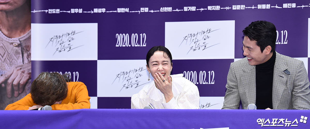 On the afternoon of the 3rd, Seol Samseong-dong COEX Convention & Exhibition Center Megabox store, Actor Youn Yuh-jung, who attended the media preview of the movie Woods Wanting to Hold a Jeep, laughed.