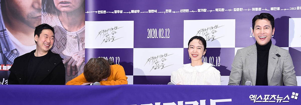 Actor Youn Yuh-jung, who attended the media preview of the movie Woods Wanting to Hold a Jeep at the Seoul Samseong-dong COEX Convention & Exhibition Center Megabox store on the afternoon of the 3rd, is laughing.