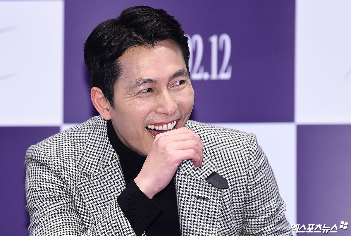 Actor Jung Woo-sung, who attended the media preview of the movie Woods Wanting to Hold a Jeep at the Seoul Samseong-dong COEX Convention & Exhibition Center Megabox store on the afternoon of the 3rd, is laughing.