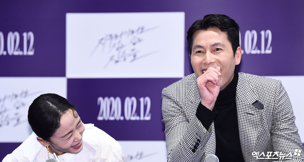 Actor Jeon Do-yeon and Jung Woo-sung, who attended the media preview of the movie Woods Wanting to Hold a Jeep at the Seoul Samseong-dong COEX Convention & Exhibition Center Megabox store on the afternoon of the 3rd, are laughing.
