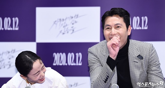 The beasts who want to catch straws show the face of the actors Blow-Up, which was revealed in front of money, from Jeon Do-yeon and Jung Woo-sung to Shin Hyun-bin and Jung Ga-ram.On the 3rd, a media preview of the movie The Animals Who Want to Hold the Jeep (director Kim Yong-hoon) was held at Megabox COEX in Gangnam-gu, Seoul.Director Kim Yong-hoon, Actor Jeon Do-yeon, Jung Woo-sung, Bae Seong-woo, Youn Yuh-jung, Shin Hyun-bin and Jung Ga-ram attended.The brutes who want to catch straw is a crime scene of ordinary humans planning the worst of the worst to take the last chance of life, the money bag.It was based on the same name novel by Sonne Kasuke.Jeon Do-yeon played Michelle Chen, who is trying to erase the past and live a new life, and Taeyoung, who dreams of a bad dream because of his lover who has disappeared Jung Woo-sung.Bae Seong-woo is a part-time job that continues to make a living for the family, and Youn Yuh-jung plays the role of a lost memory.Jung Ga-ram and Shin Hyun-bin also played the role of Miran, whose family was collapsed due to debt, illegal immigrants who did not choose means and methods.Jeon Do-yeon, who makes a strong impression on each appearance, and Jung Woo-sung, who first breathed with Jeon Do-yeon, are seen.Jeon Do-yeon said: The Michelle Chen character was already so intense and strong from the script.I thought I should do a performance that takes away my strength rather than emphasize it by giving me more power. I tried to postpone it as naturally as possible when shooting. As for breathing with Jung Woo-sung, he said, When I saw the results, my breathing is satisfactory. In fact, it was more awkward than being comfortable in the field.It was a familiar lover relationship, so I had to explain my familiarity with each other from the first god. It seemed to be nothing, but it was a difficult god like nothing else. Jung Woo-sung said, It is always a work I have waited for to meet with Jeon Do-yeon in a work. It was a valuable time to check and sympathize with my colleagues attitude on the spot.I am a colleague who wants to meet with other works in the future. Youn Yuh-jung, who reveals his presence that captivates his eyes even in a short amount, laughed at the scene with his candid gesture.Its scary to work with a new director, Youn Yuh-jung said, shaking numbly, adding that she played the role of Sunja while talking to (former) Do Yeon-i.Bae Seong-woo, who was responsible for the beginning of the movie and delicately revealed the psychology that changed in front of the money, said, I did not really know the role of the middleman.Compared to the novel, the movie is hard to talk about psychological depictions, so I set a day for the character rather than the novel. Director, I talked to the actors a lot.Shin Hyun-bin and Jung Ga-ram also said, It was work with a new coach, and we tried to fight regardless of whether we were new coaches.I also said that I would run right away because my seniors who usually admired me appeared. Director Kim Yong-hoon explained the difference between the original and the movie, saying, It was necessary to work on changing the novel structure to fit the movie.I changed the structure to Michelle Chen in the middle and put it in the puzzle, thinking that I wish this movie was a crime scene for more ordinary people.There are some parts that make the characters in the movie more professionally ordinary than novel, and I changed the ending a little bit. The Animals, which Wants to Hold the Jeep, will be released on February 12.