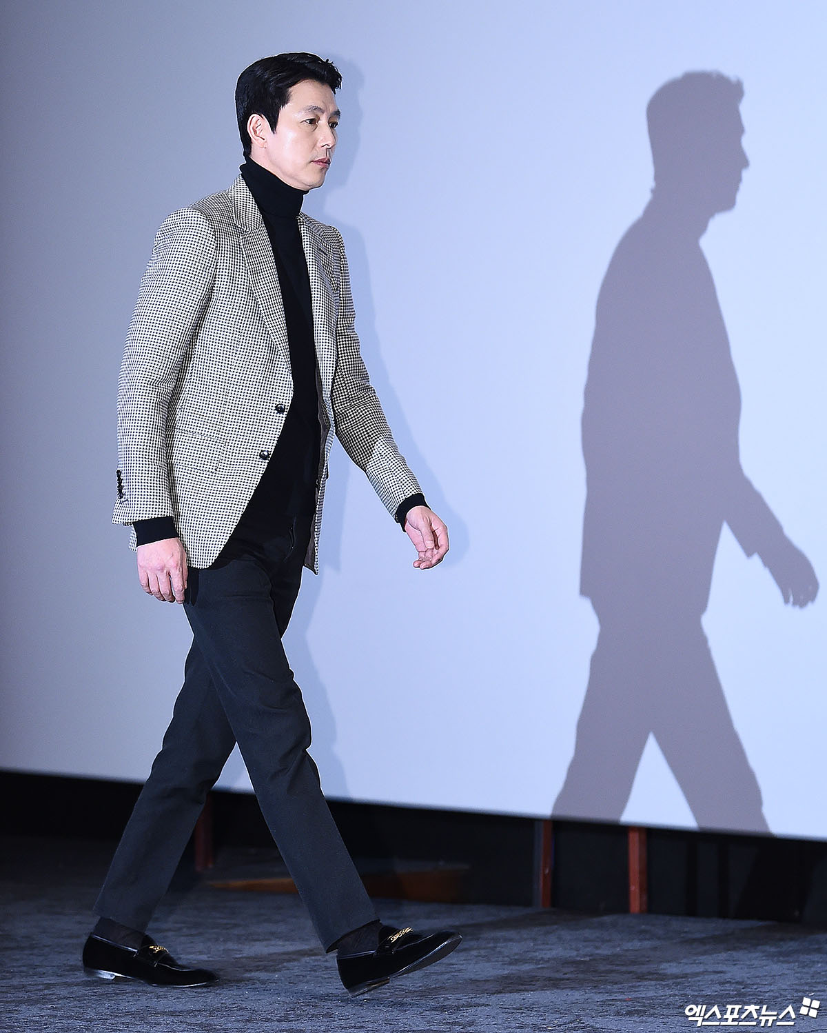 Actor Jung Woo-sung, who attended the media preview of the movie Woods Wanting to Hold a Jeep at the Seoul Samseong-dong COEX Convention & Exhibition Center Megabox store on the afternoon of the 3rd, has photo time.