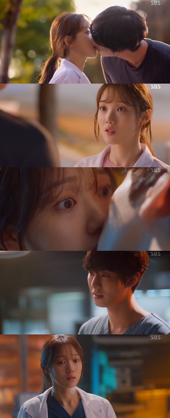 Romantic Doctor Kim Sabu 2 Ahn Hyo-seop and Lee Sung-kyung kissed.In the 9th episode of SBS Mondays drama Romantic Doctor Kim Sabu 2, which was broadcast on the 3rd, Seo Woo Jin (Ahn Hyo-seop) was pictured kissing Cha Eun-jae (Lee Sung-kyung).On this day, Seo Woo Jin suddenly kissed Cha Eun Jae, and Cha Eun Jae recalled kissing Seo Woo Jin for the first time.In the past, Cha Eun-jae felt embarrassed about the fact that he fell in the operating room, and Seo Woo Jin kissed him on surprise, saying that he would help him forget his memories.At the time, Seo Woo Jin asked, How about this time, is it definitely Lisset? And Cha Eun-jae slapped him, saying, This is crazy.Especially, Seo Woo Jin kissed Cha Eun-jae and said, So lets not be serious. When I get serious, I have no answer and no fun.So lets not do it because we are sick of others work. Cha Eun-jae. Its confusing. Also, Kim Sabu (Han Suk-kyu) felt an abnormality in his wrist; Seo Woo Jin said, Why are you hurt?I asked, and Kim Sabu said, Its nothing. Photo = SBS Broadcasting Screen