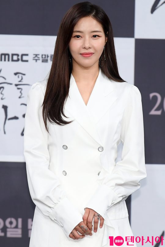 Actor Park Ha-na is active in entertainment and drama.KBS2s new daily drama Dangerous Promise announced the casting news of Park Ha-na on the 4th.The Dangerous Promise is a fierce emotional melodrama of a girl who has been on the brink of a silver injustice, a man who has forsaken his promise and saved his family, and two people who met again seven years later.Park Ha-na played the role of Cha Eun-dong, who lost everything after jumping into the drama because he could not tolerate injustice.As a righteous person who can not pass the difficulties of the weak, the familys life is broken by the logic of power, betrayed by the only adult who believed and decided to revenge.Park Ha-na, who showed the charm of all the works such as the drama The House of Dolls, Shine Nara Eunsu and The Promise of Heaven, will capture the curved life and fierce revenge of Cha Eun-dong, who was unfairly sacrificed, with delicate emotional acting.Actor Se-Won Ko was cast in Kang Tae-in, who compromised with reality to save his family.I expect that Actor Park Ha-na and Se-Won Ko, who have deep acting skills and colorful charms, will meet and lead the play with the best synergy, the production team said. Every evening, I ask for your interest and expectation for the dangerous promise that will attract viewers with the intense emotional melodrama that is inextricably falling out.Park Ha-na appeared as a guest on SBS Running Man which was broadcast on the last 2 days and played Empty House: Oh! My Thief race with the members.On the day of the broadcast, Park Ha-na attracted attention by playing EDM dance with his companion parrot, especially parrots, showing rhythms as well as people with beats, and surprised Lee Kwang-soo said, Simple capture!This is what the world is going to do. Park Ha-na also showed Samhaeng City to be seen by team leaders Yoo Jae-seok, Kim Jong-guk and Haha.He said, I came alone today, and I would like to ask Mr. Somin, and I am with you for the embarrassment.The members who saw both armpits of the wet Park Ha-na were surprised to see that I did not make this in the bathroom with a shower on.Park Ha-na laughed, adding, I actually went to get water and I was already sweating.Park Ha-na is enthusiastic not to be afraid of being destroyed in entertainment, and in the drama, he captivated the public with stable acting ability and character digestion power.Expectations are gathering on what he will look like in the future, as he is active in entertainment and drama.The Dangerous Promise, starring Park Ha-na, will be broadcast for the first time at 7:50 p.m. on March 30th.