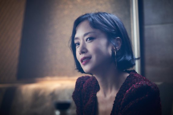 The reality of those who are intertwined like food chains is jingle, depending on the situation of each person, and if it is a difference, it has captured the terrible quarrel in a light and sophisticated cinematic way.The Acting Ensemble of Actors by Chungmuro, including Jeon Do-yeon, Jung Woo-sung, Bae Seong-woo, Jung Man-sik, Shin Hyun-bin, and Yoon Yeo-jung, is also good.Its subtle of Actors, but its not boring to see a new side.The characters do not look like a life that is too suppressed, and their actions themselves do not seem too cruel, said Kim Tae-sung, director of the film.Of course, when you recall their beast instincts, you get goose bumps.Especially, Jeon Do-yeon, who plays the role of Michelle Chen, who changes love, friendship, and compassion all into a blender and uses it as a manure to achieve his purpose.Michelle Chen, who is really bloodless and tearless, is like a beautiful poisonous candle, coming more sally than the ring-fencer Duman, who was close to the gang.The Japanese novel of the same name is the original.Author Sone Kasuke won the 14th Japanese Horror Novel Short Award in 2007 with Ko and won the 53rd Edogawa Lanpo Award with Shipping Language.In 2009, he won the 62nd Japanese mystery writer association award short prize for Tropical Night and got the nickname Kyung-yis New Man.He is a unique writer with a unique history of dropping out of Waseda University and being a freer, including a comic cafe manager and a sauna employee.Taeyoung, who suffers from Ushijima the Loan Shark debts because of his missing lover, Bae Seong-woo, who works in a jjimjilbang for his familys livelihood, Shin Hyun-bin, a hawked wife who works in a bar because of debt, and Michelle Chen, a room-sarong boss who plans a new life And the loan sharks, Dr. Jung Man-sik, and others are deceived and deceived and try to take the opportunity to reverse their lives.The setting of everyone kneeling in front of money and revealing evil nature is familiar, but the way the story unfolds is as new as familiar.While the desperate situation of the characters is condemning each other, the moment their actions cross time and space, unexpected events occur, and it gives new fun as if it are similar to existing crime dramas.The ensemble between Actors is also good: there is no Acting Hole in the sichett language, especially the Acting Tone of Jung Woo-sung is interesting.Jung Woo-sung is an ordinary worker who is suffering from Ushijima the Loan Shark debt because of his lover who disappeared in the play, and at the same time, he is a bluff person who dreams of life-style room.Unexpectedly, the requisition of the winding is admirable, and those who have been encroached on the soul by Don have the same order, and the same ending is met.