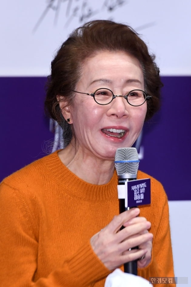 The animals that want to catch even straw Youn Yuh-jung cited people as the reason for choosing the work.Actor Youn Yuh-jung said at the premiere and meeting of the movie The Animals Who Want to Hold a Jewragi at the Megabox COEX in Seoul City Gangnam District on March 3, I am not an Actor with a choice like Jeon Do-yeon and Jung Woo-sung.The brutes who want to catch straw is a work that shows the events that happen when a large amount of money bags appear in front of people who are on the edge of the cliff.The main story is the last Hantang of those who are deceived and deceived and chased money bags in desperate situations such as Jung Woo-sung, who dreams of a bad debt due to his lost lover, Choi Jung-man (Bae Sung-woo), who continues his familys livelihood as a part-time job, and Yeon-hee (Jeon Do-yeon), who erases the past and seeks others to live a new life.Youn Yuh-jung played the role of Nomo Sunja, who lost his memory, adding to the trust of his work.Youn Yuh-jung has recently won two awards, including the Best Award at the Sundance Film Festival, the United States of Americas most prestigious independent film festival, and the Beasts Who Want to Hold a Jeep has been awarded the Rotterdam Film Festival Jury Award.Youn Yuh-jung said, I do not choose to see what I see and work. Minari also liked the scenario, but I did not know it would be so hard.I thought I was giving a little money to Brad Pitt, but I was very hard. Life is not always as planned, he said. I am in my 70s, but I am still the first.I just want to continue working with people who need me, people I like. Meanwhile, The Animals Who Want to Hold the Leaf was originally scheduled to open on the 12th, but recently decided to act on the release date due to the spread of a new corona virus infection (Uhan pneumonia).The date of release that was Acted is unknown.I hope the situation will improve, said the production team of animals who want to catch straws. We have made such a decision to prioritize safety.In addition, the brutes who want to catch straw will also reduce the events promised to the existing audience to prevent damage.
