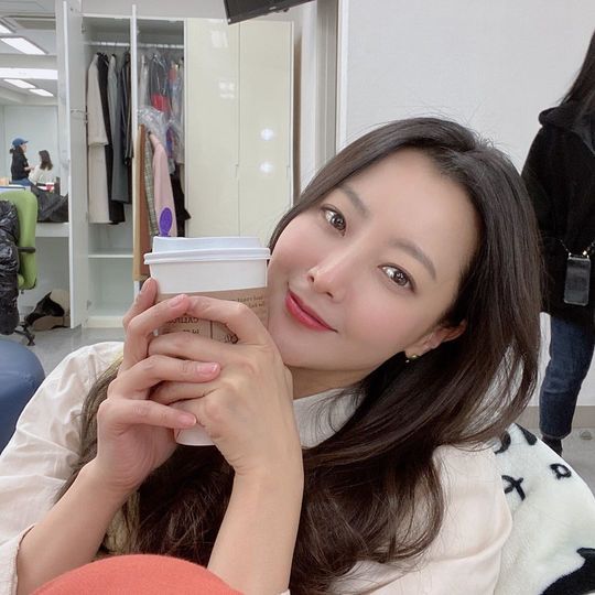 Actor Kim Hee-sun has released her daily life full of pretty.Kim Hee-sun posted an article and a photo on his instagram on February 4th.In the photo, Kim Hee-sun smiles with his take-out coffee cup in his hands, and the size of his face, which is as small as Kim Hee-suns unchanging Goddess beauty and coffee cup, attracts attention.This is a break during the Drama shoot.Minjee Lee