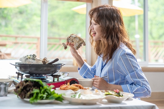 Jo Bo-ah shows the true value of Mukbang Fairy.Jo Bo-ah - Exposure type was an ace surgeon who emerged from KBS 2TVs new drama Forest (playplayed by Lee Sun-young / directed by Oh Jong-rok), but he was the role of Chung Young-jae, who was relegated to Mee-ryeong Hospital by being caught in the hospital and was born as a native of Mee-ryeong village and a gold spoon, and became a 119 special rescue worker after his fathers succession to Forest business.Forest released Jo Bo-ah - Exposure type Baeksuk Mukbang Steel on February 4, which is the scene where Choi Chang takes Jung Young-jae to a restaurant of the elderly.Jung Young-jae cheers with a smile when Baek Sook, a native chicken of a terrifying size, appears, and Choi Chang-eun shows the manners of taking off the chicken legs and handing them to Chung Young-jae.Jung Young-jae, who received the chicken bridge, grabs the chicken bridge with his face and bites it and fires the reaction of the impression.Attention is being paid to the restaurant tour, which will be held by Chung Young-jae and Choi Chang in a clean area where the boat is likely to be full even if the scenery is seen.minjee Lee